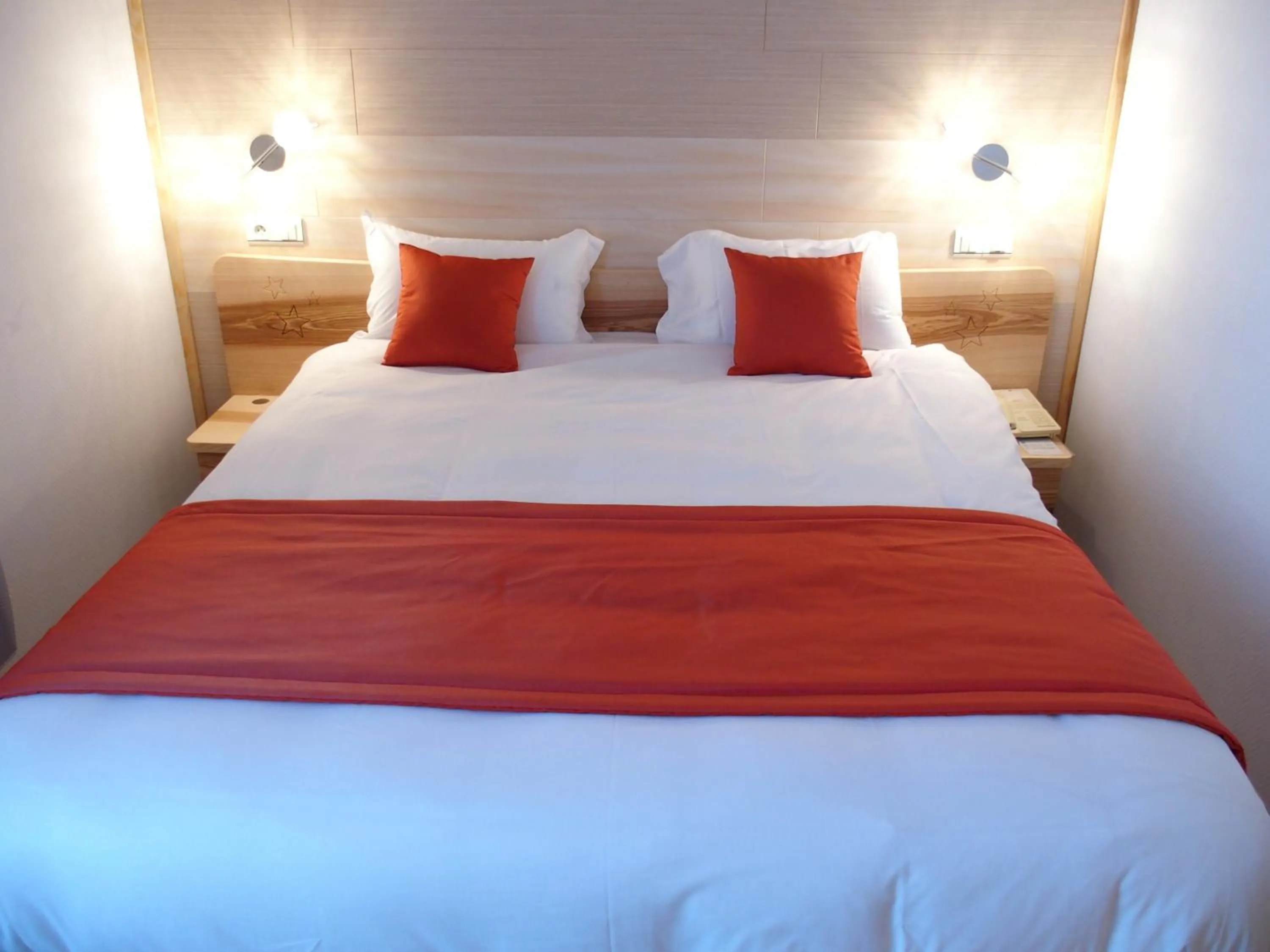 Bed in Logis Hôtel Restaurant Hostellerie de l'Étoile