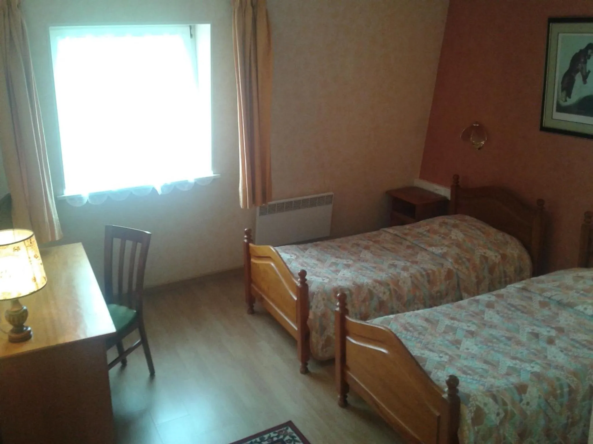 Bed in Logis Hôtel Restaurant Hostellerie de l'Étoile