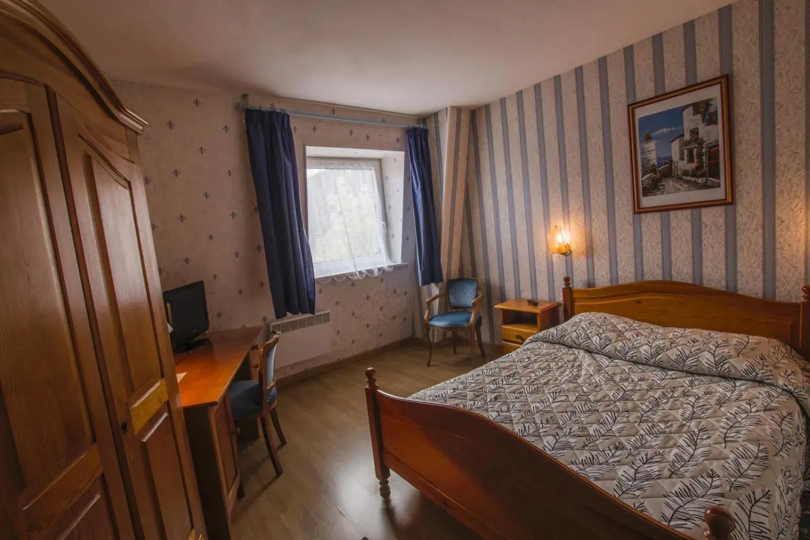 Double Room in Logis Hôtel Restaurant Hostellerie de l'Étoile Double Room in Logis Hôtel Restaurant Hostellerie de l'Étoile