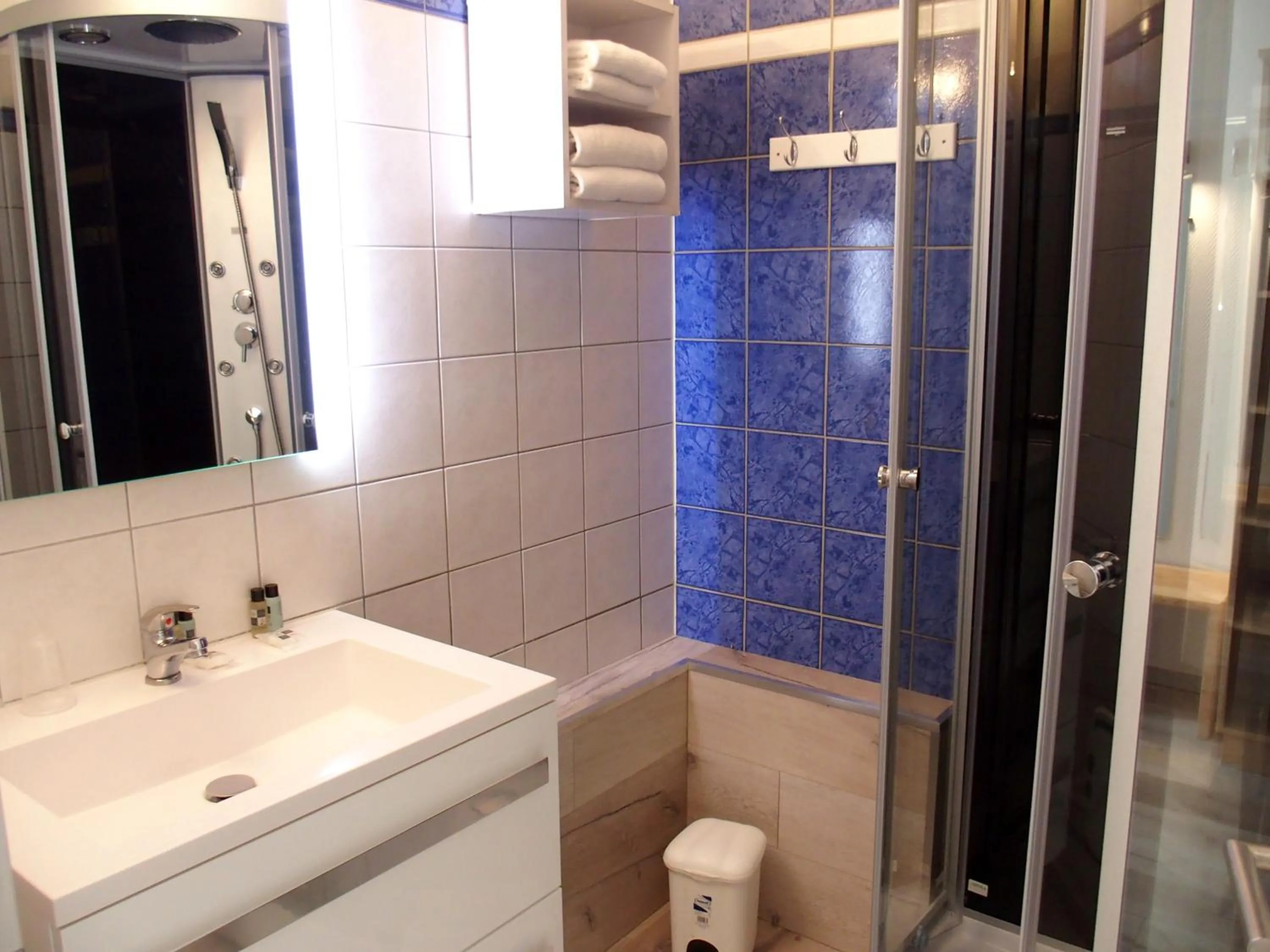 Bathroom in Logis Hôtel Restaurant Hostellerie de l'Étoile