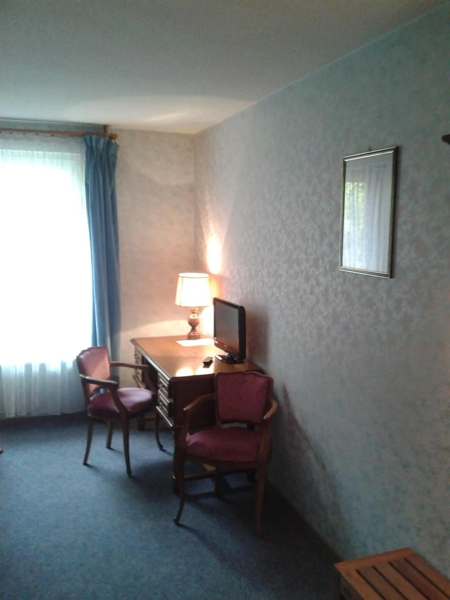 TV and multimedia in Logis Hôtel Restaurant Hostellerie de l'Étoile