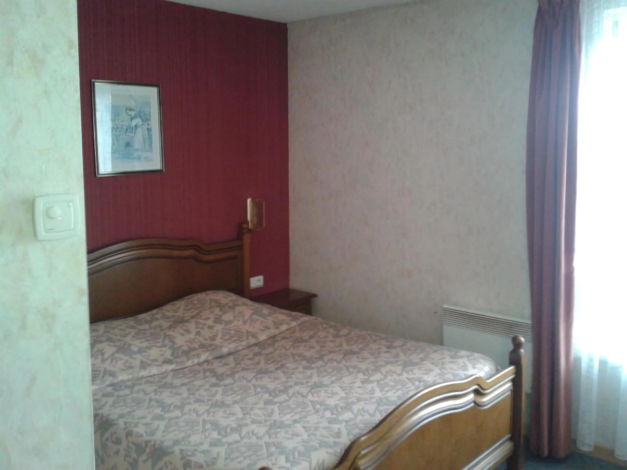 Bed in Logis Hôtel Restaurant Hostellerie de l'Étoile