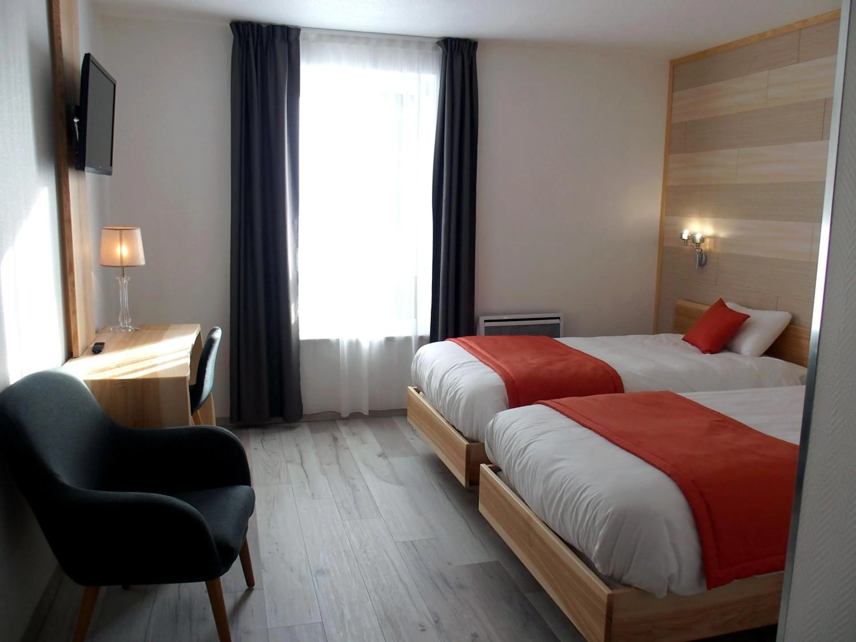 Photo of the whole room, Bed in Logis Hôtel Restaurant Hostellerie de l'Étoile