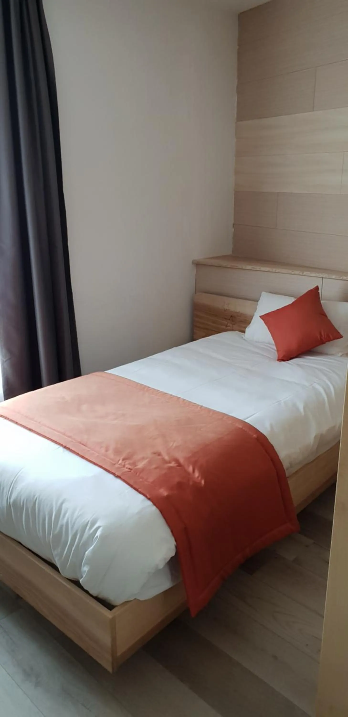 Bed in Logis Hôtel Restaurant Hostellerie de l'Étoile