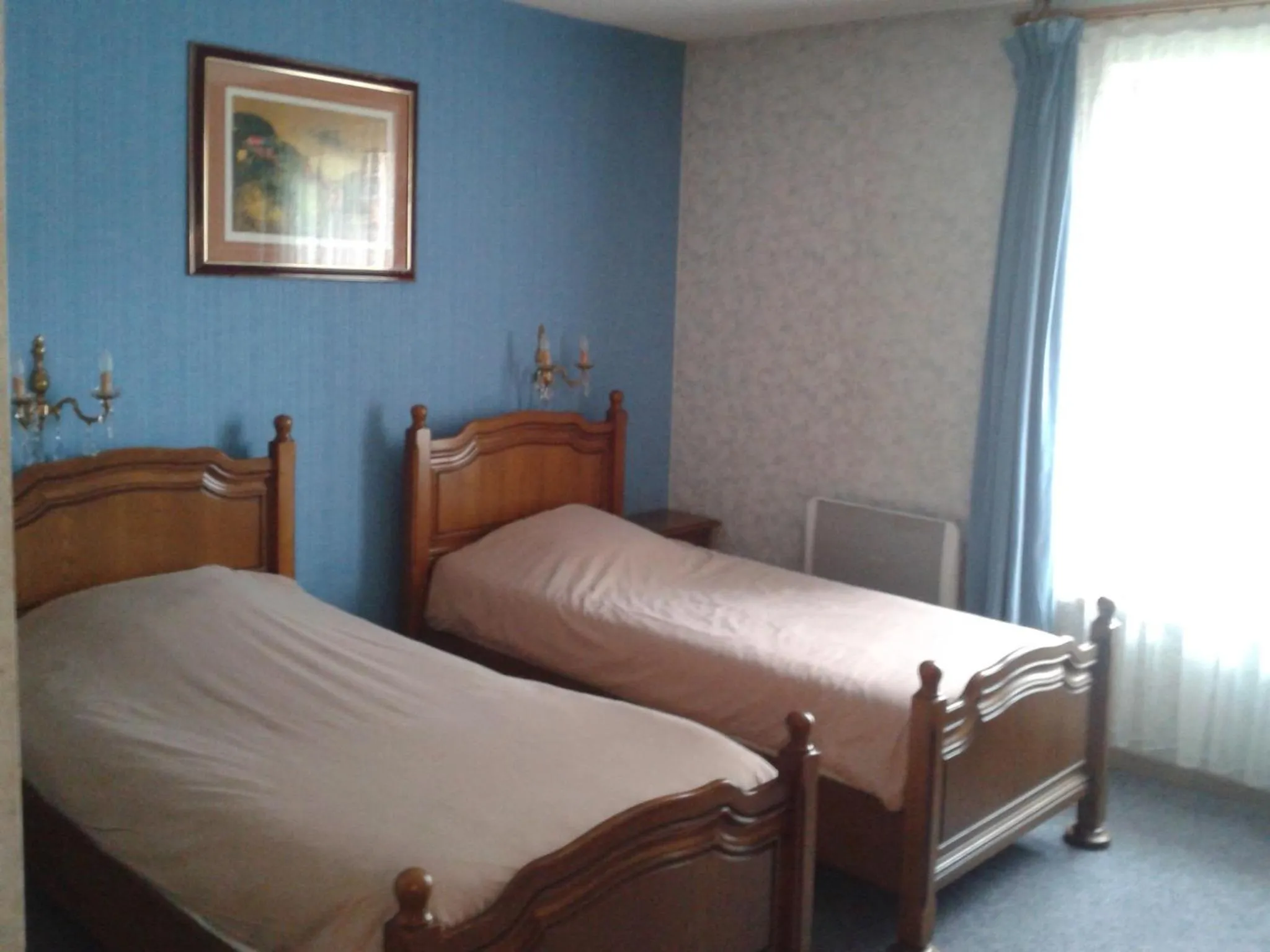 Bed in Logis Hôtel Restaurant Hostellerie de l'Étoile