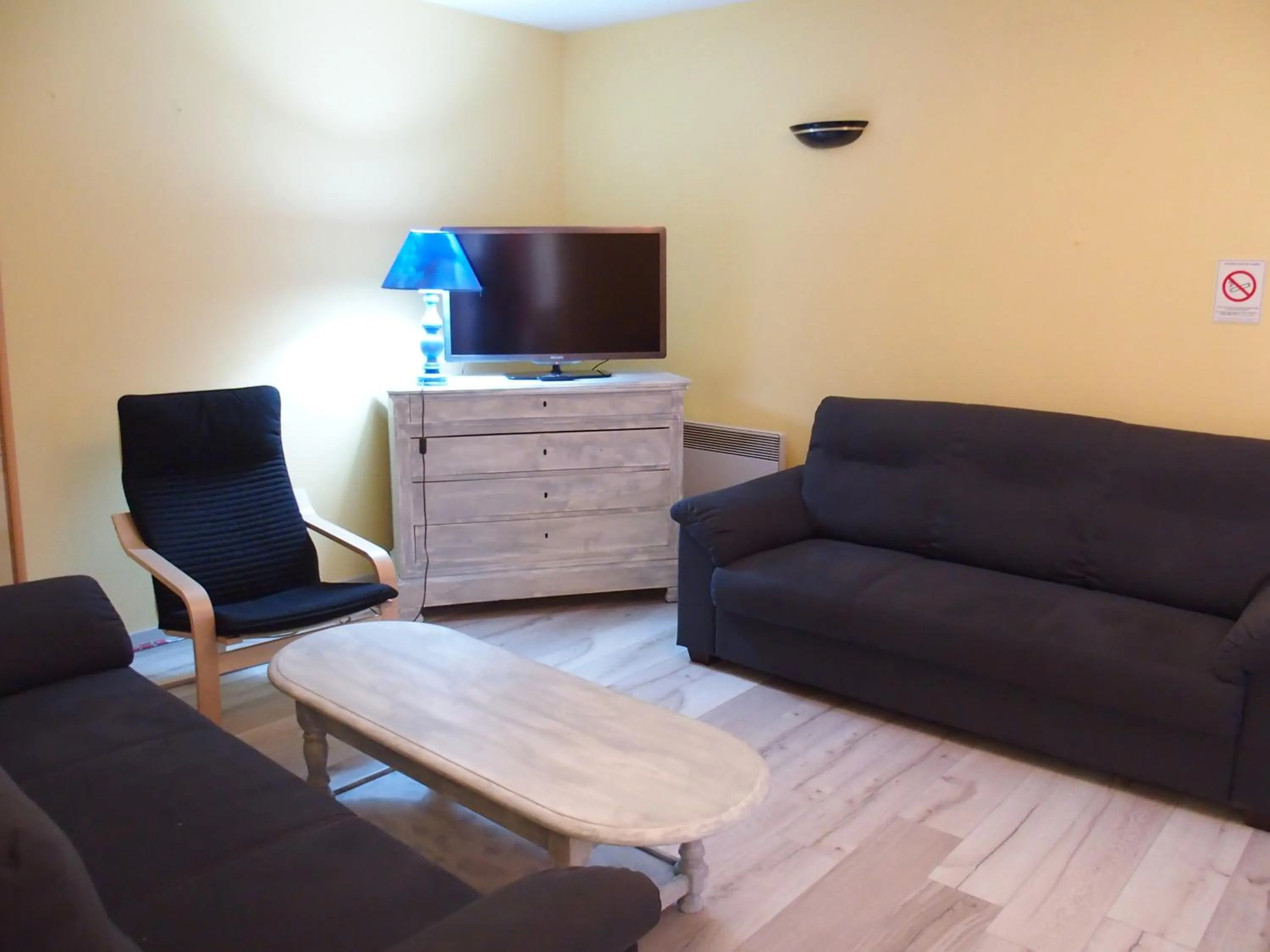 Communal lounge/ TV room in Logis Hôtel Restaurant Hostellerie de l'Étoile