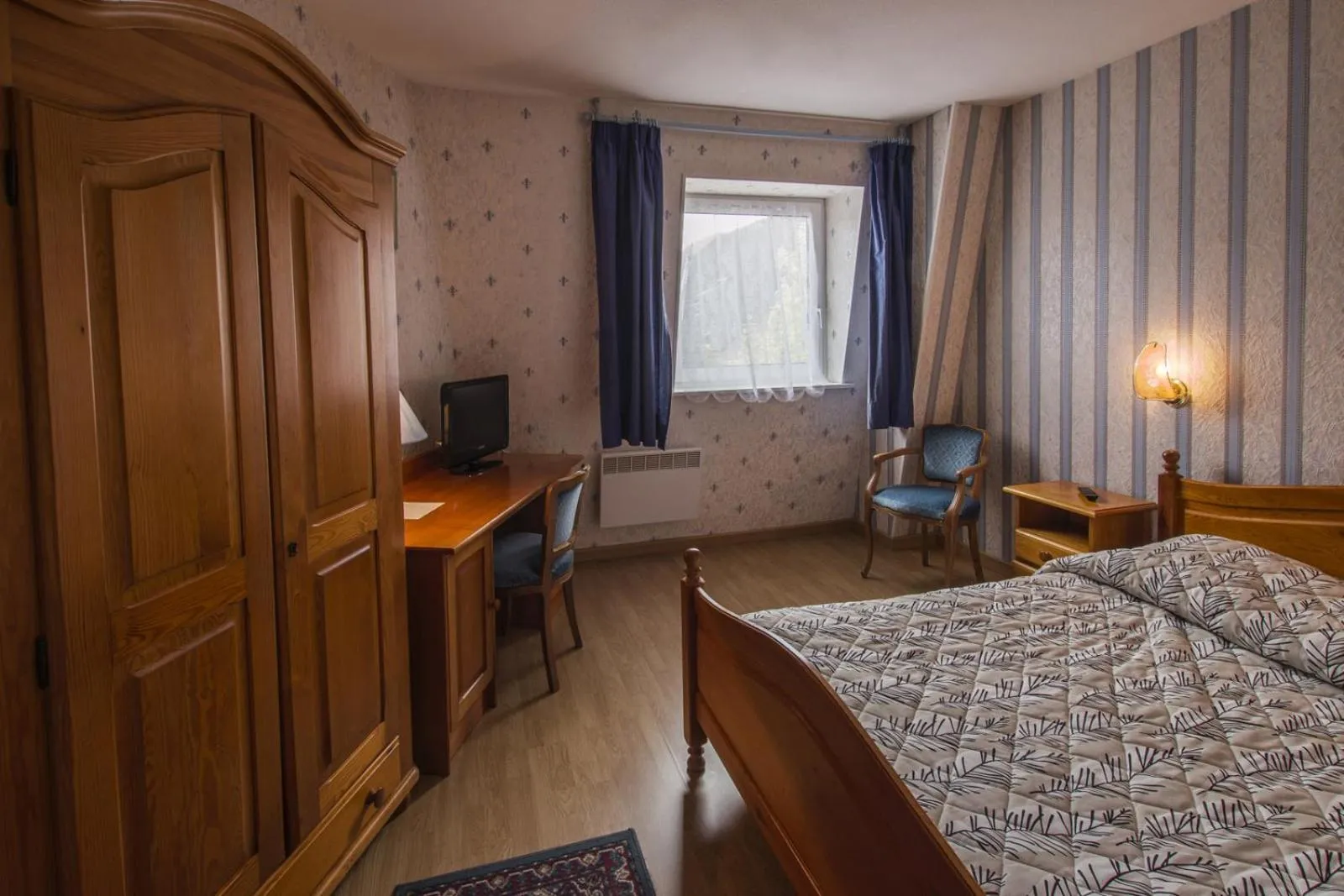 Photo of the whole room, Bed in Logis Hôtel Restaurant Hostellerie de l'Étoile