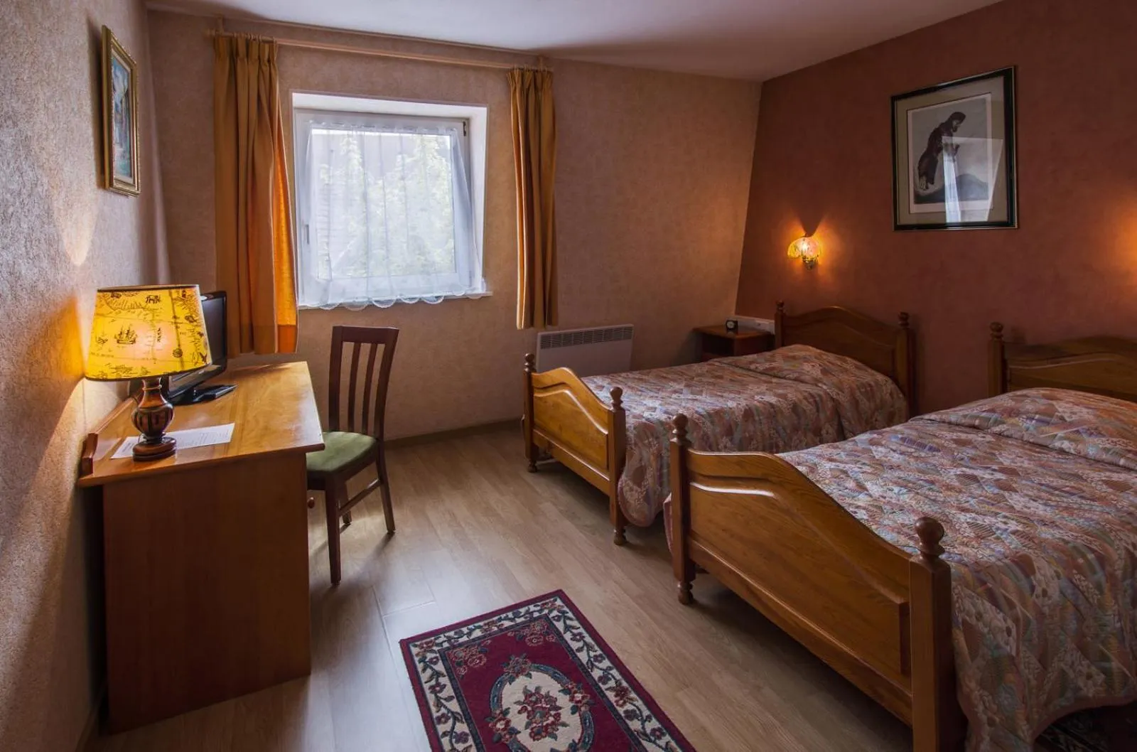 Bed in Logis Hôtel Restaurant Hostellerie de l'Étoile