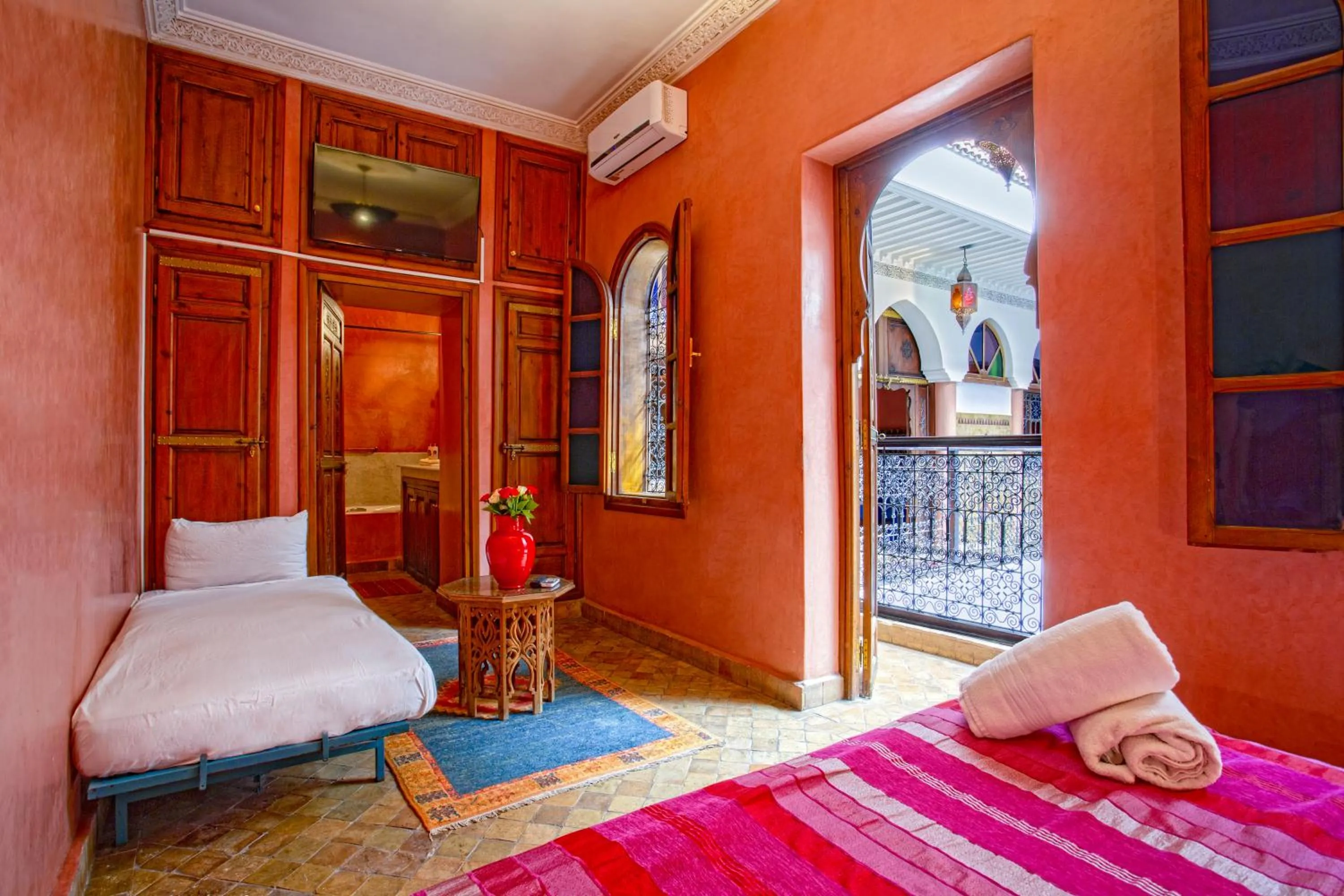Bedroom, Bed in Riad Lakhdar