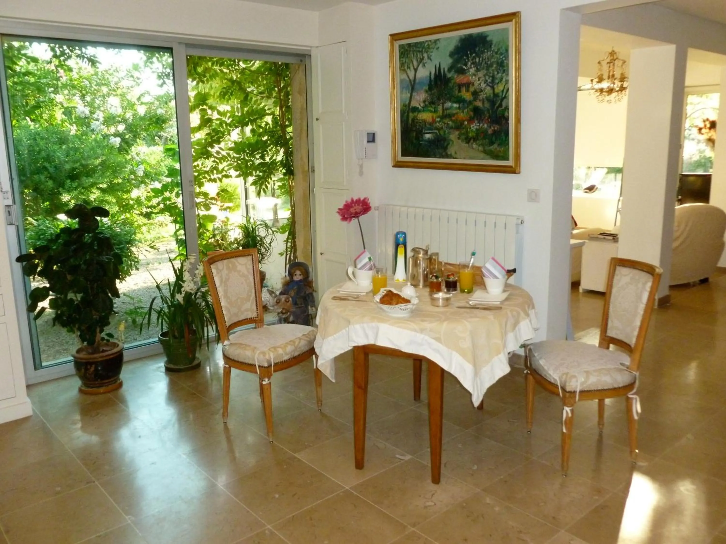 Dining area in Chez Mamouska