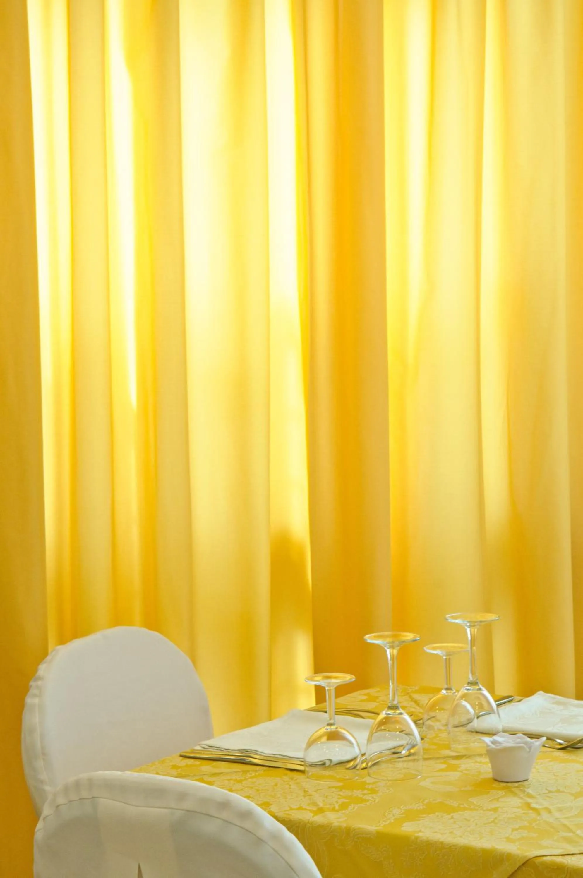 Restaurant/places to eat, Bed in Hotel Nadir