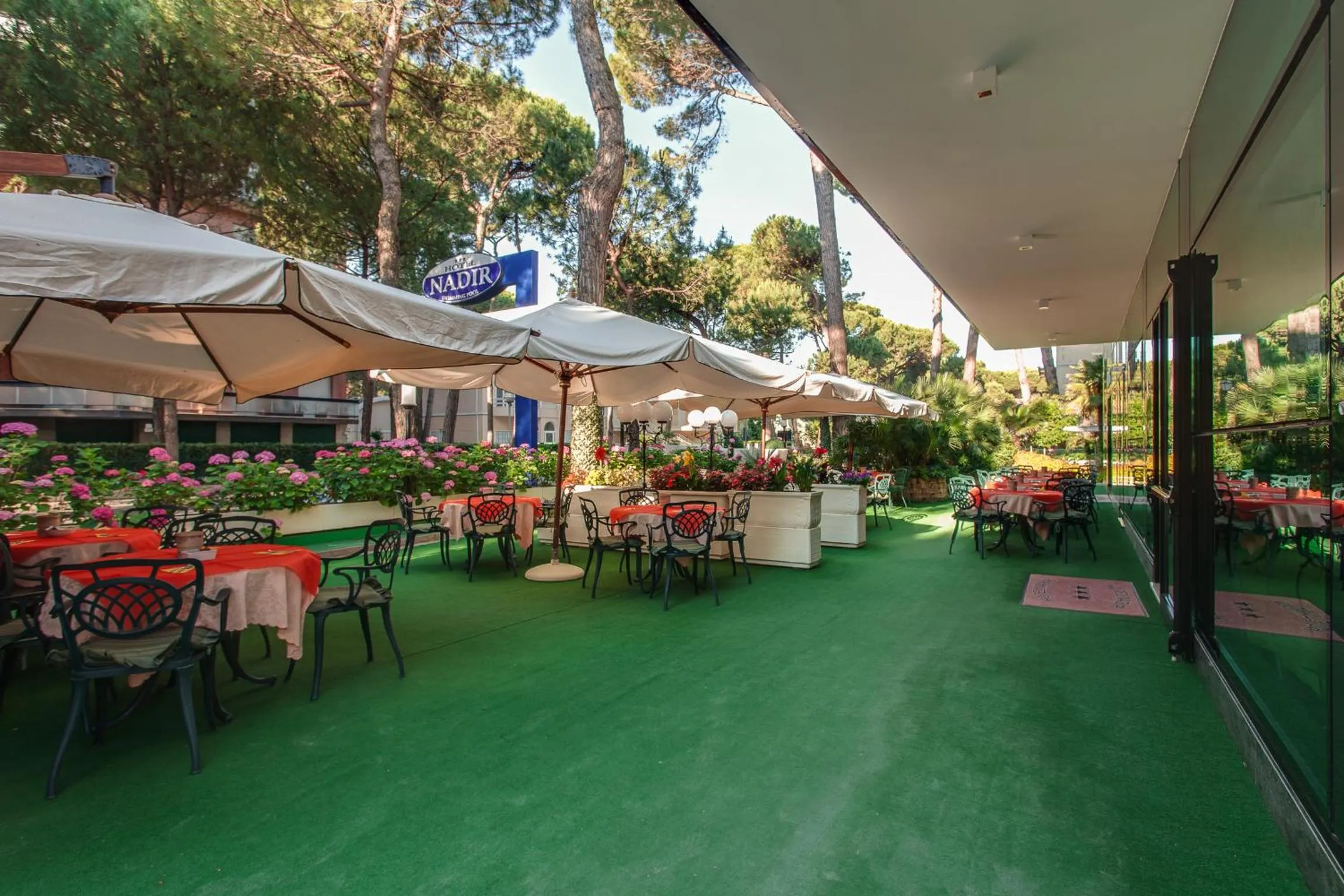 Restaurant/places to eat in Hotel Nadir