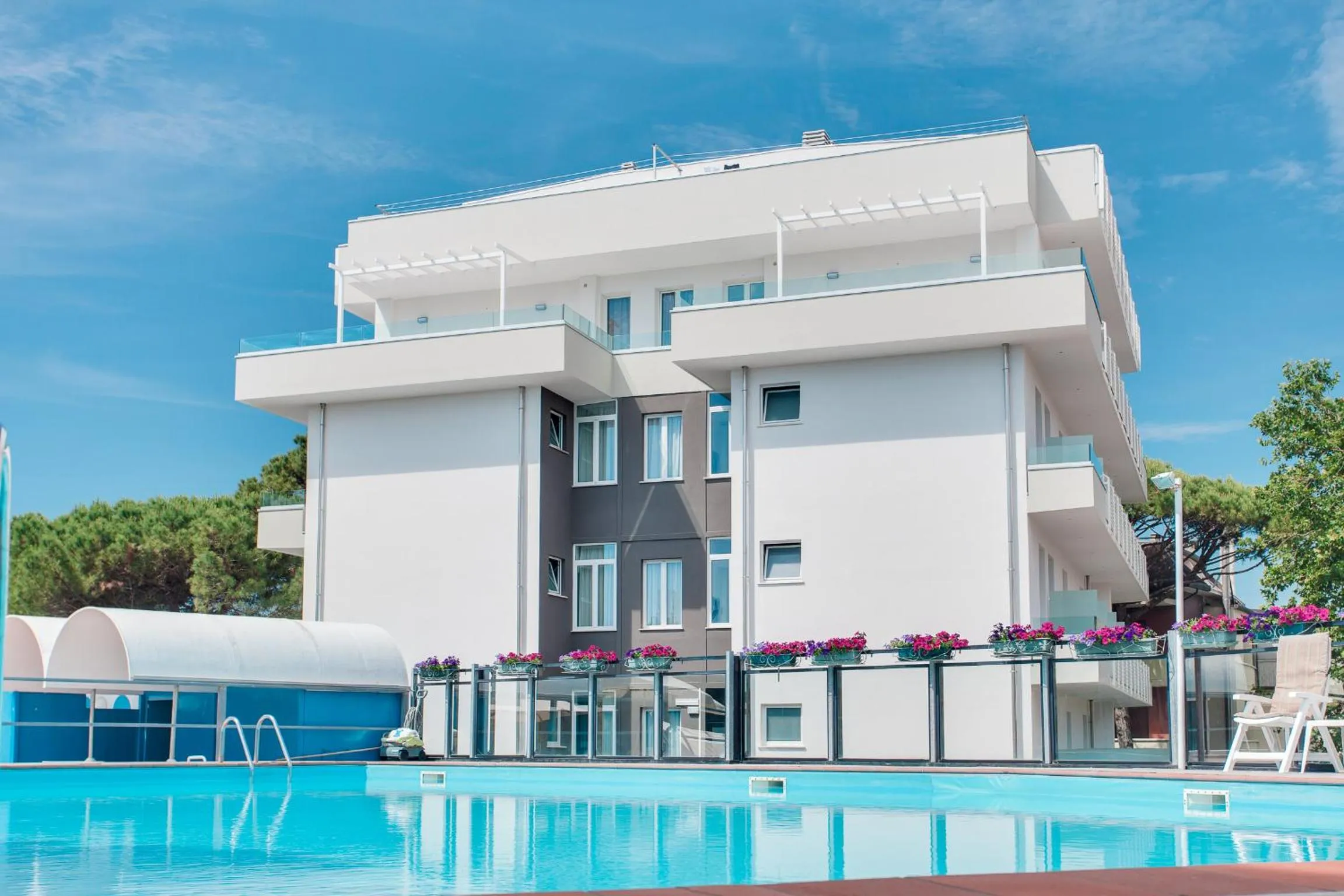 Swimming pool in Hotel Nadir