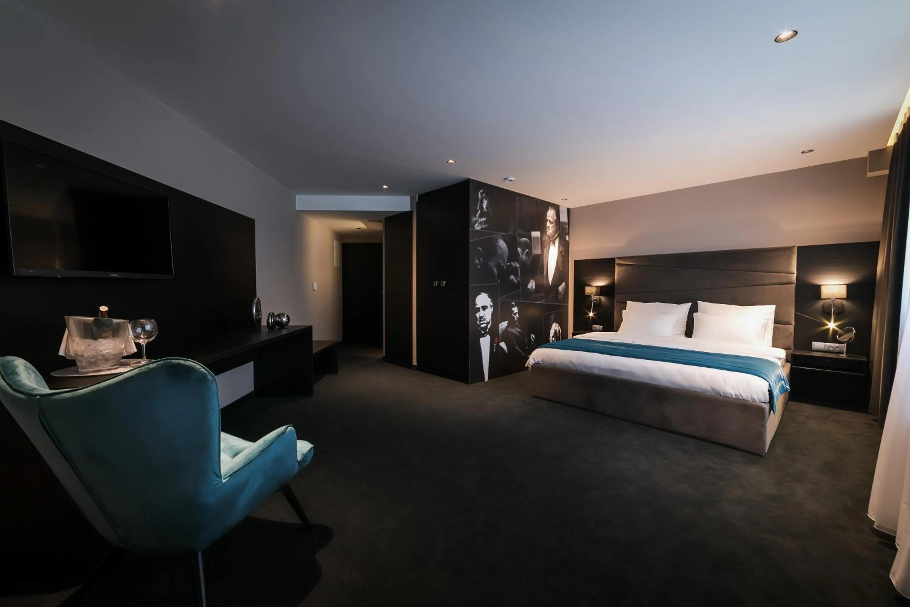 Photo of the whole room, Bed in Hotel Bank