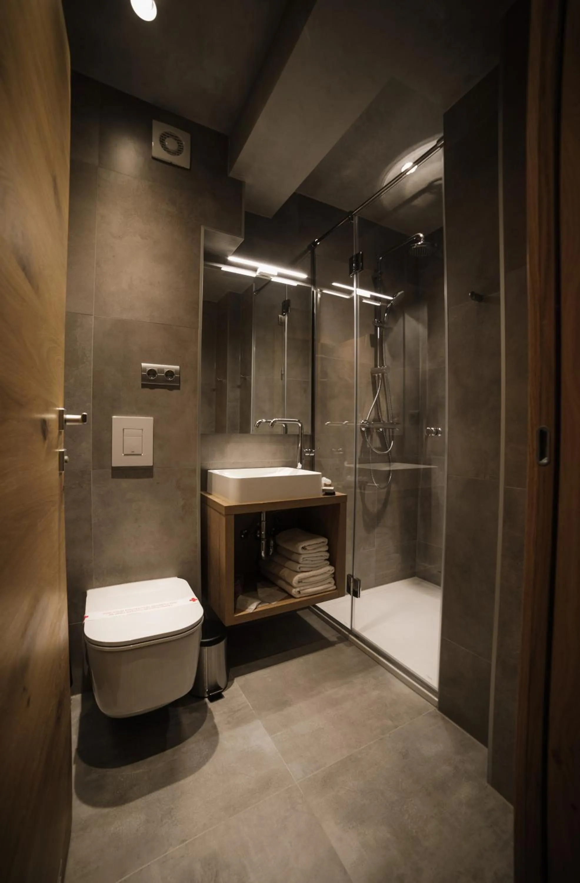 Shower in Hotel Bank