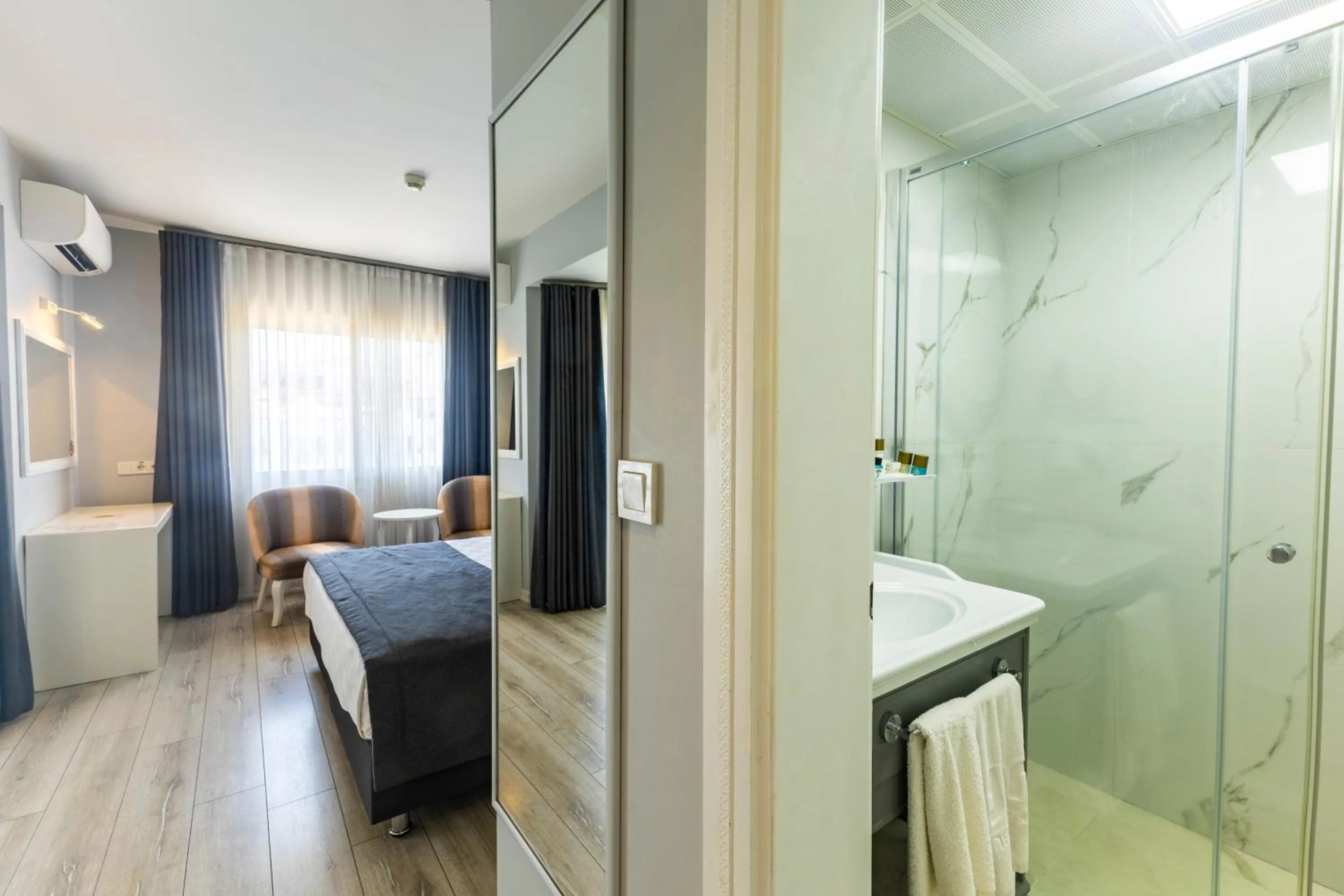 Shower, Bed in Motto Premium Hotel&Spa