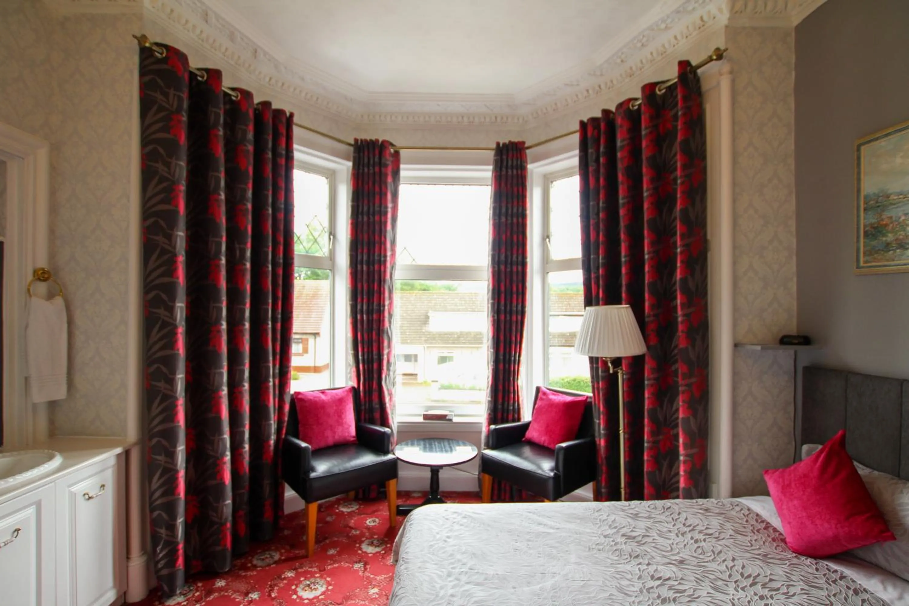 Seating area, Bed in Dunallan Guest House