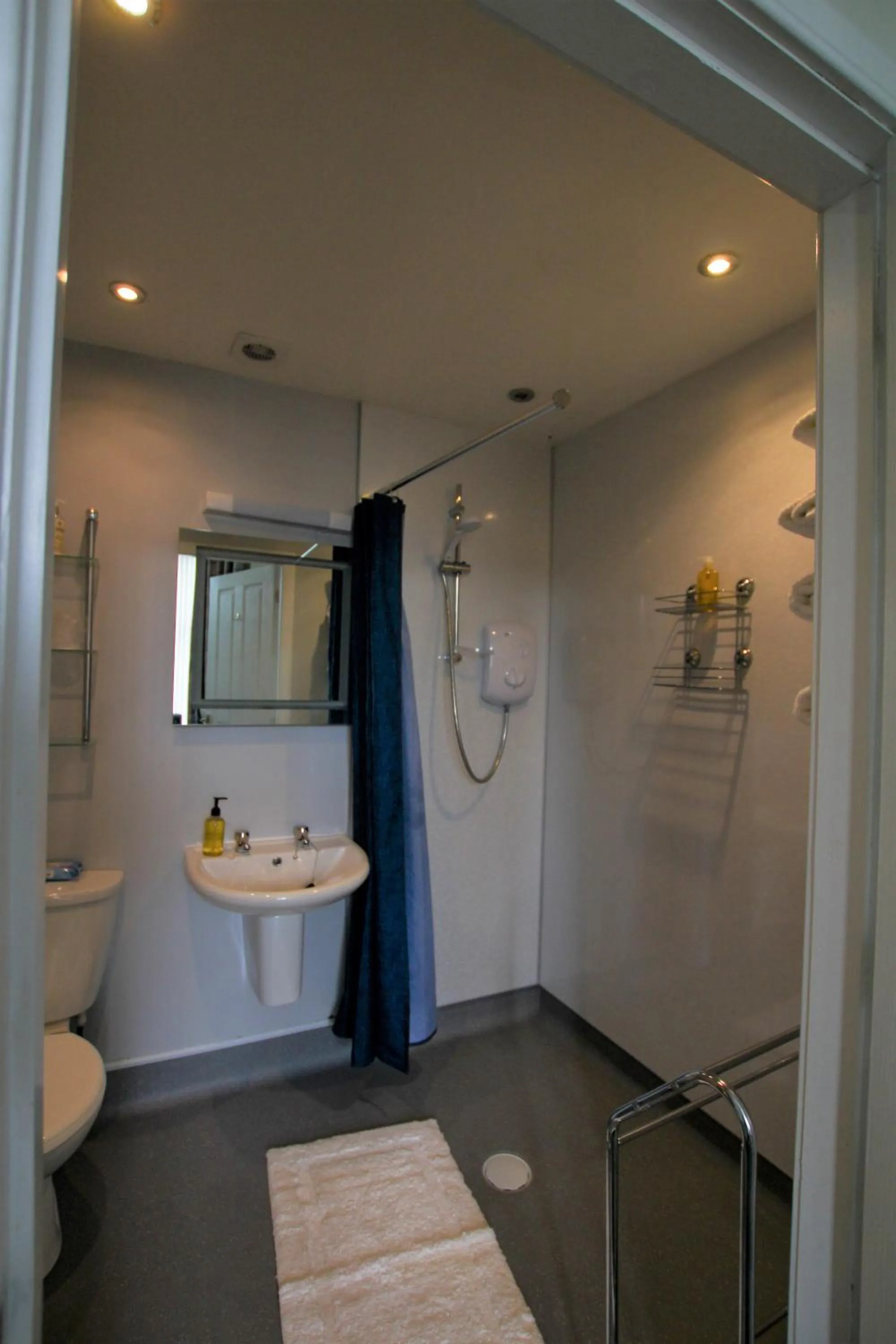 Shower in Dunallan Guest House