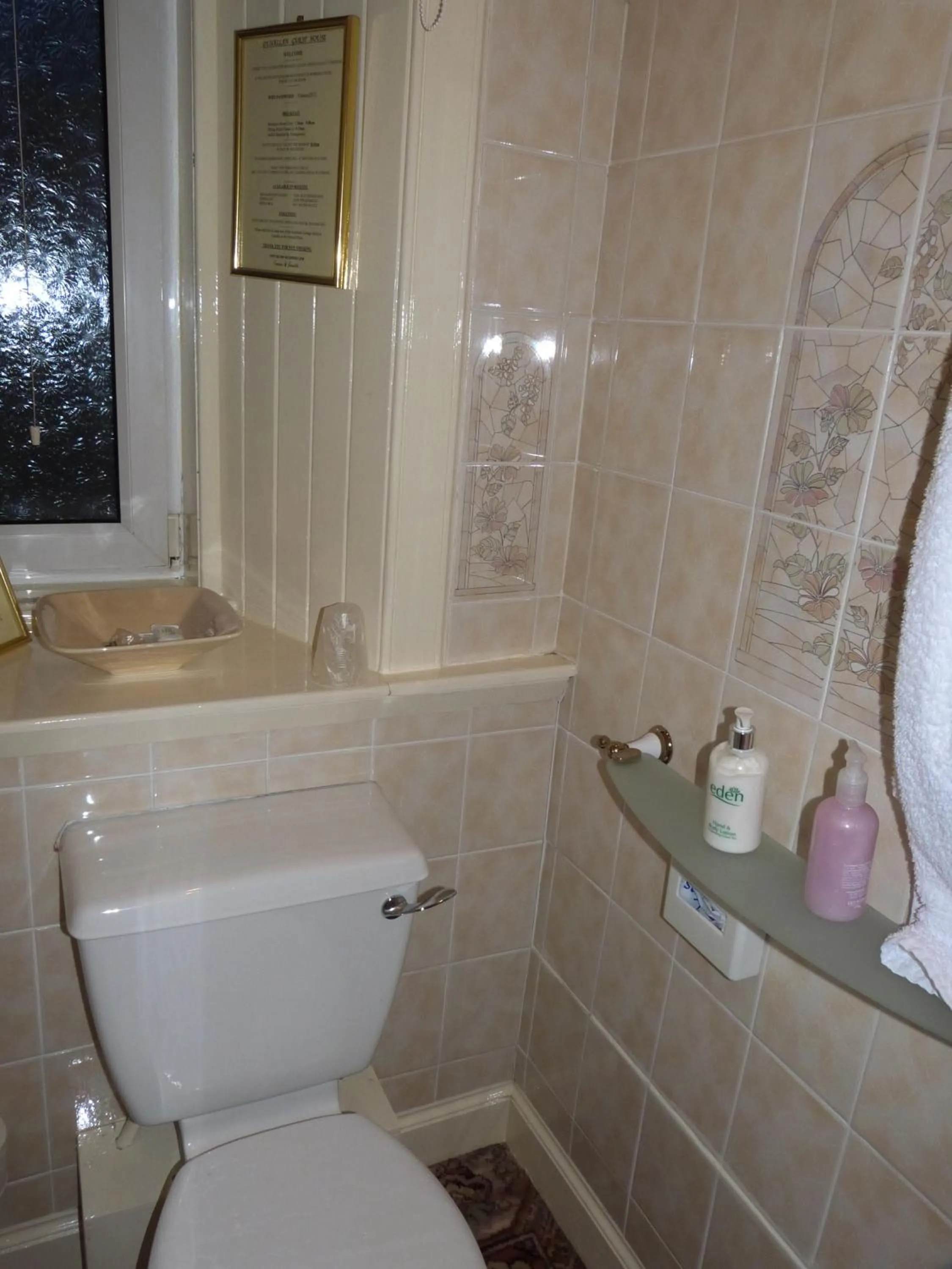 Toilet in Dunallan Guest House