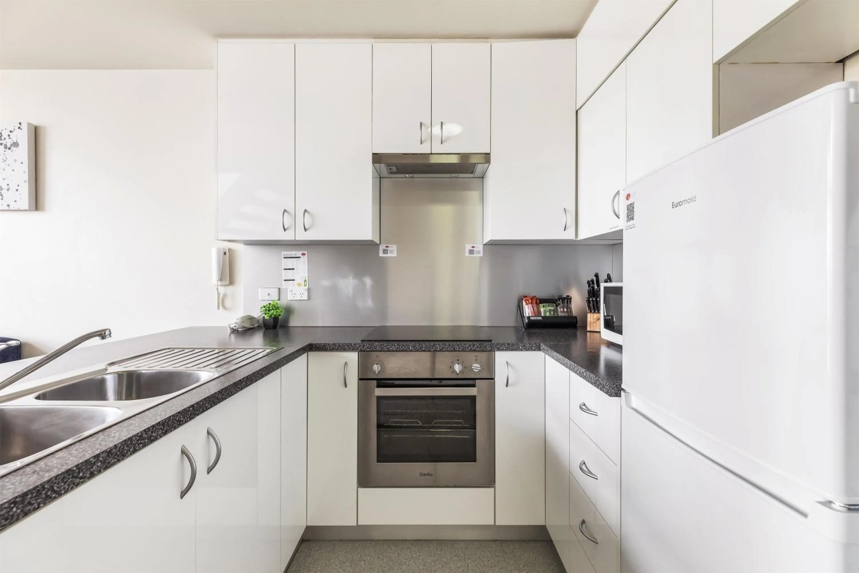 Kitchen or kitchenette in Metro Apartments on Darling Harbour