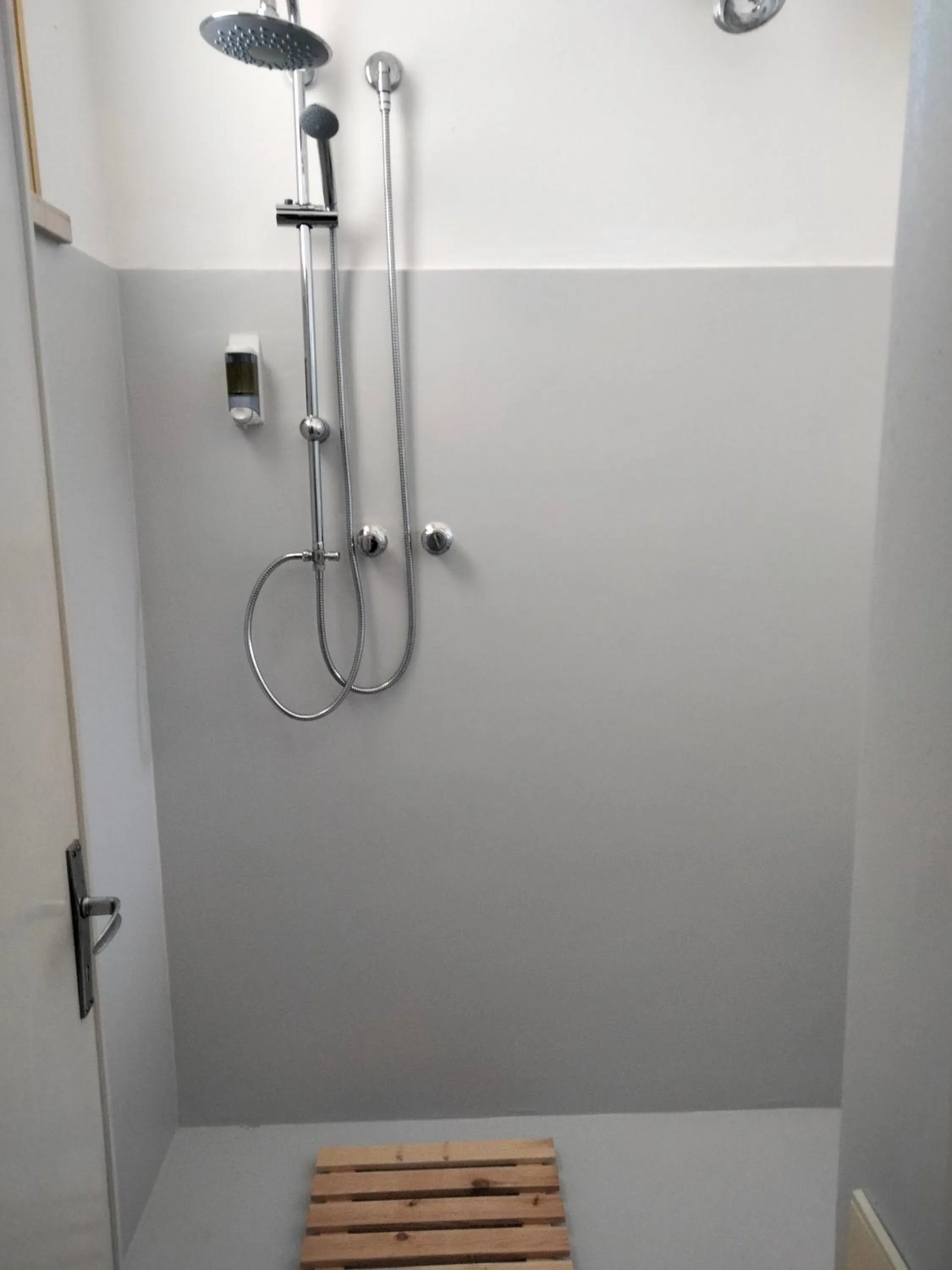 Shower in Albergo Aquila