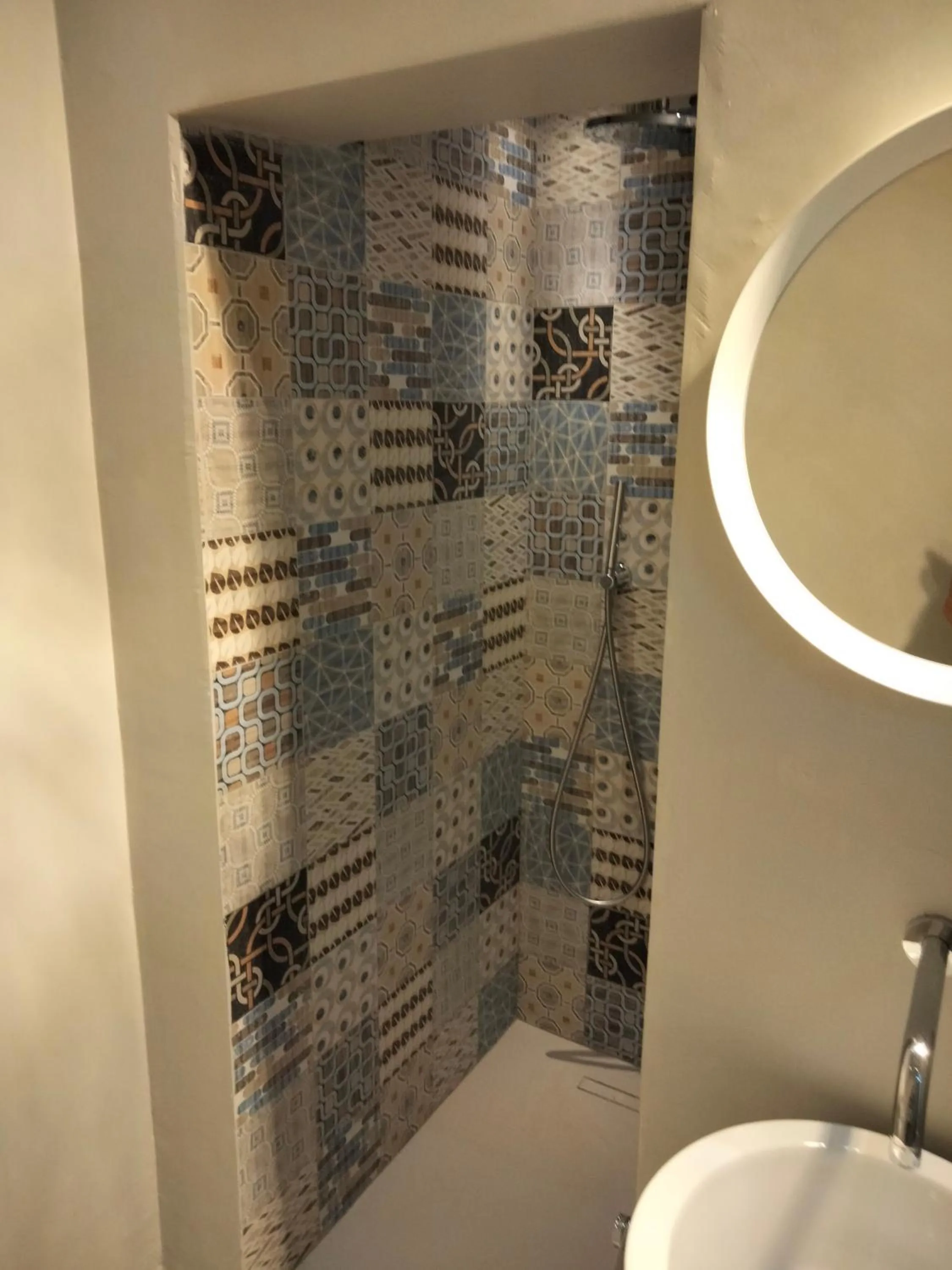 Shower in Albergo Aquila