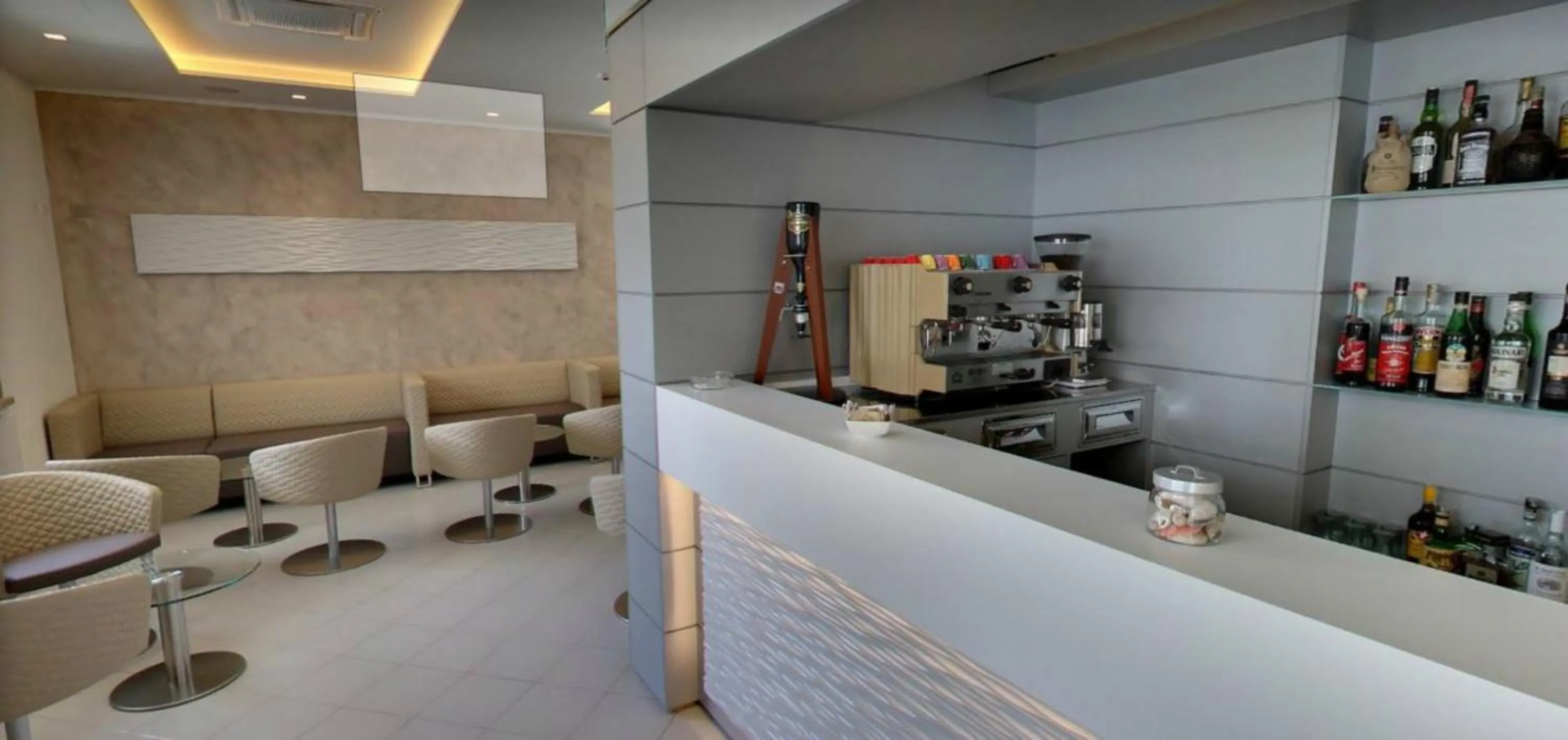 Communal lounge/ TV room in Albergo Aquila