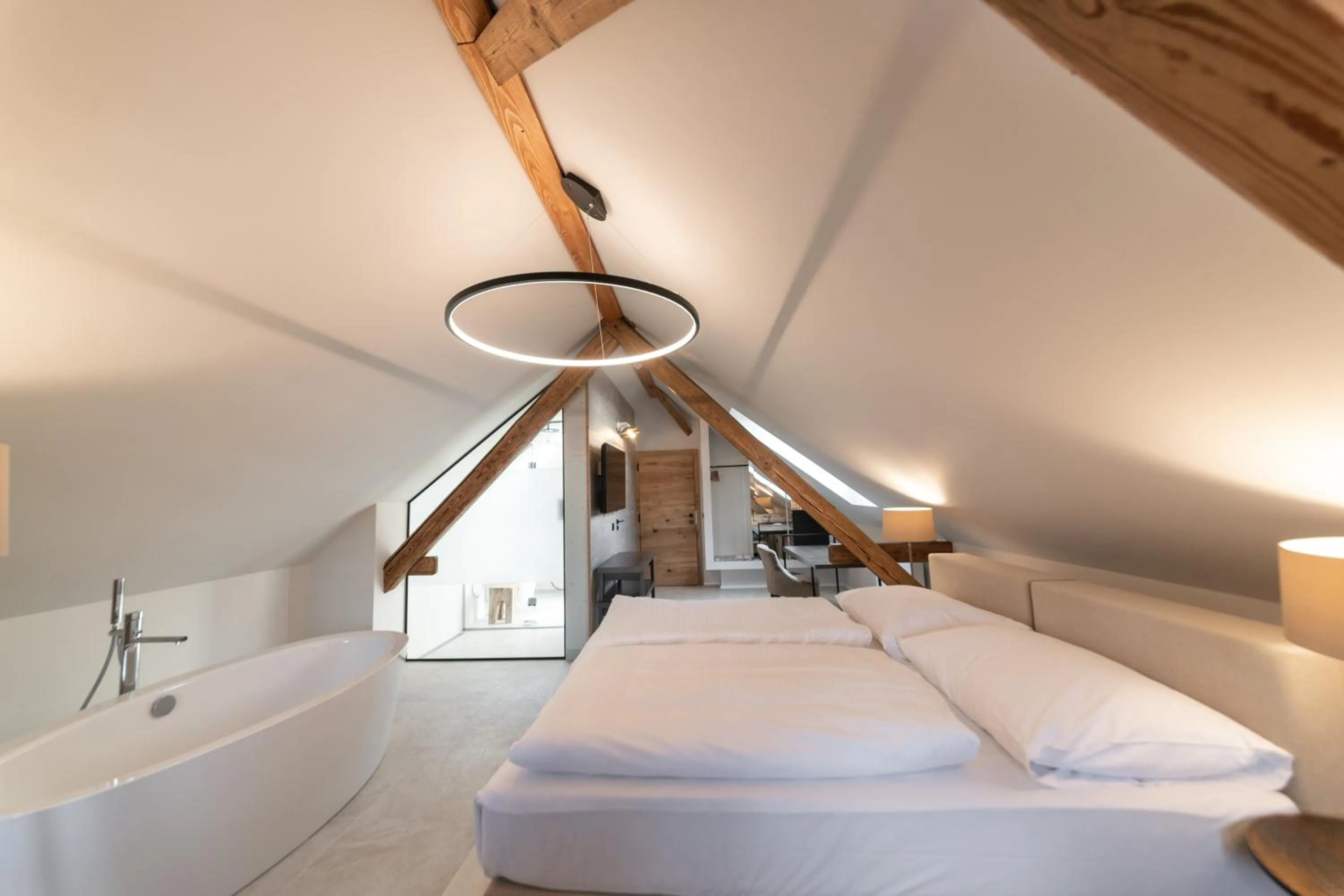 Bathroom, Bed in Hotel Clemar