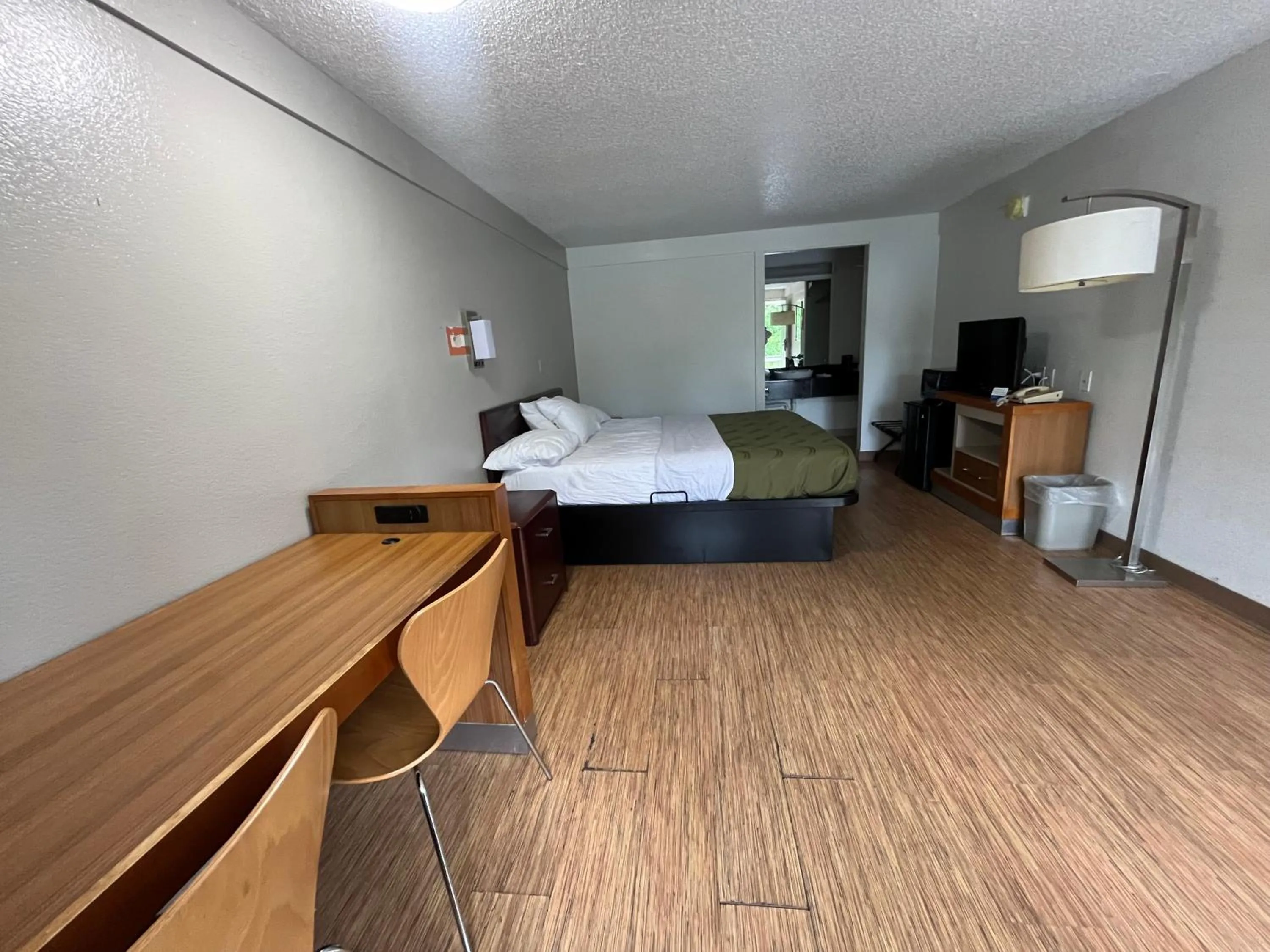 Living room, Bed in Rodeway Inn Washington PA