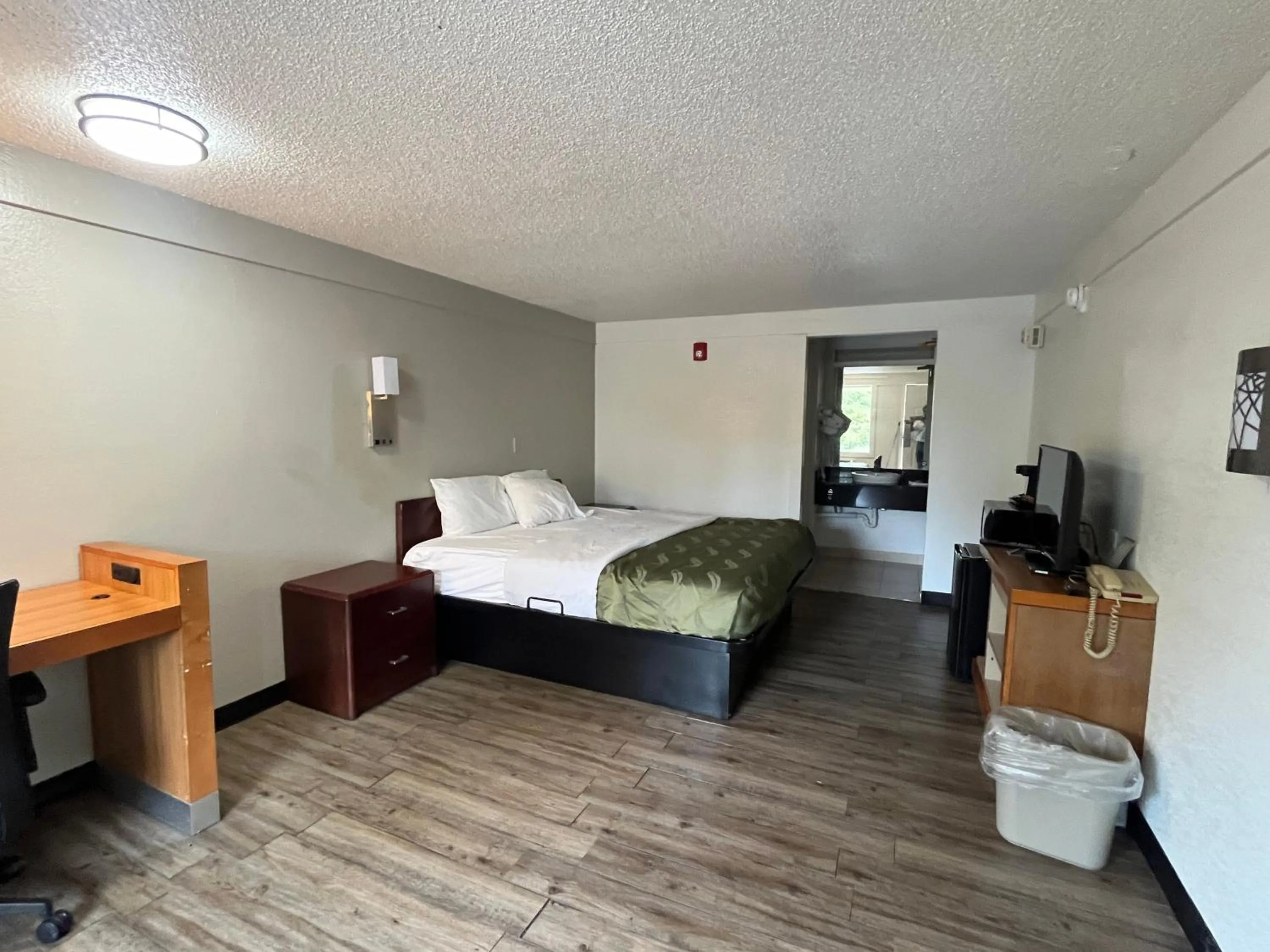 Living room, Bed in Rodeway Inn Washington PA