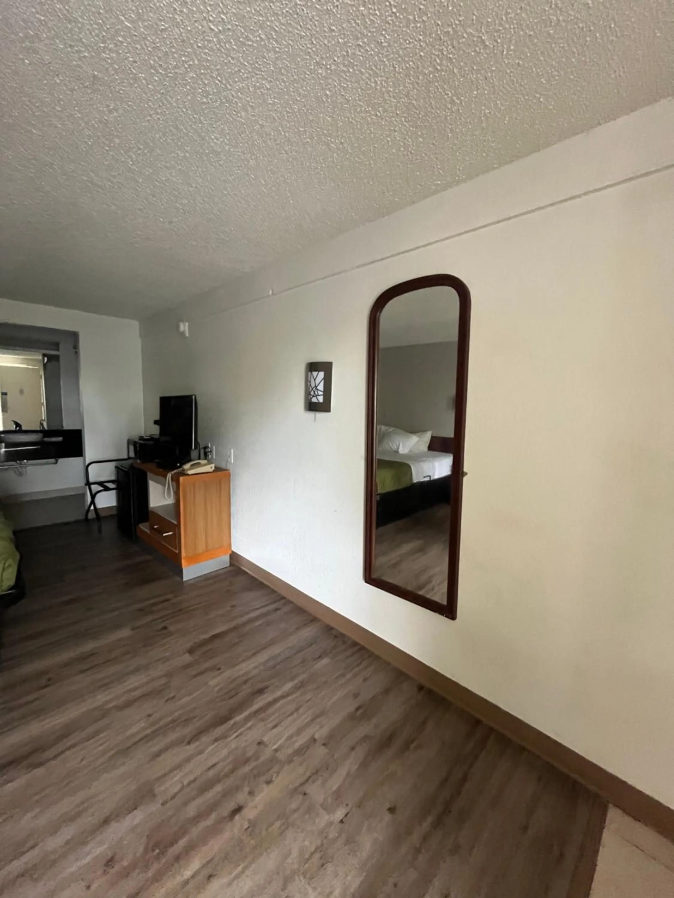 Living room in Rodeway Inn Washington PA