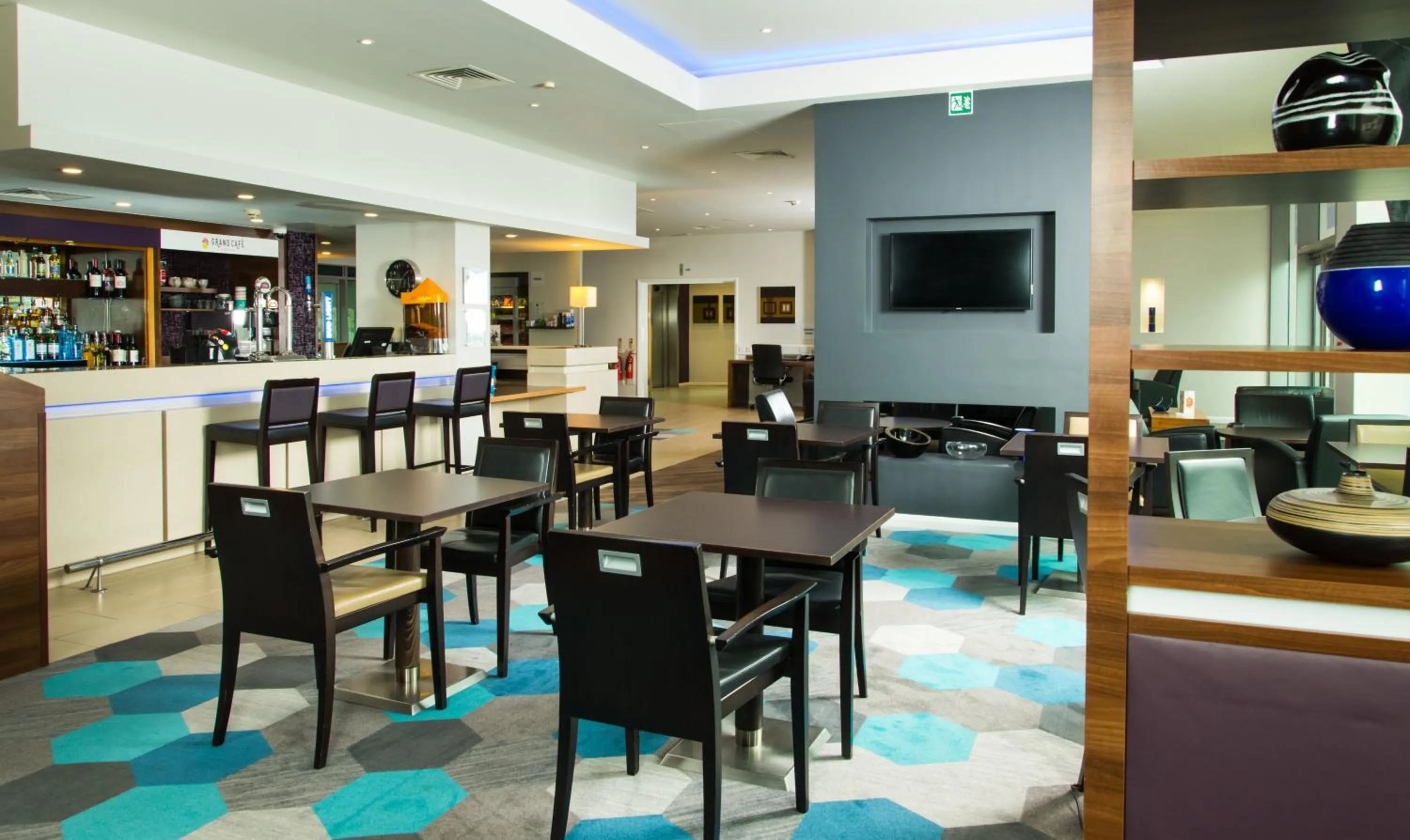 Lounge or bar in Holiday Inn Express Lincoln City Centre by IHG