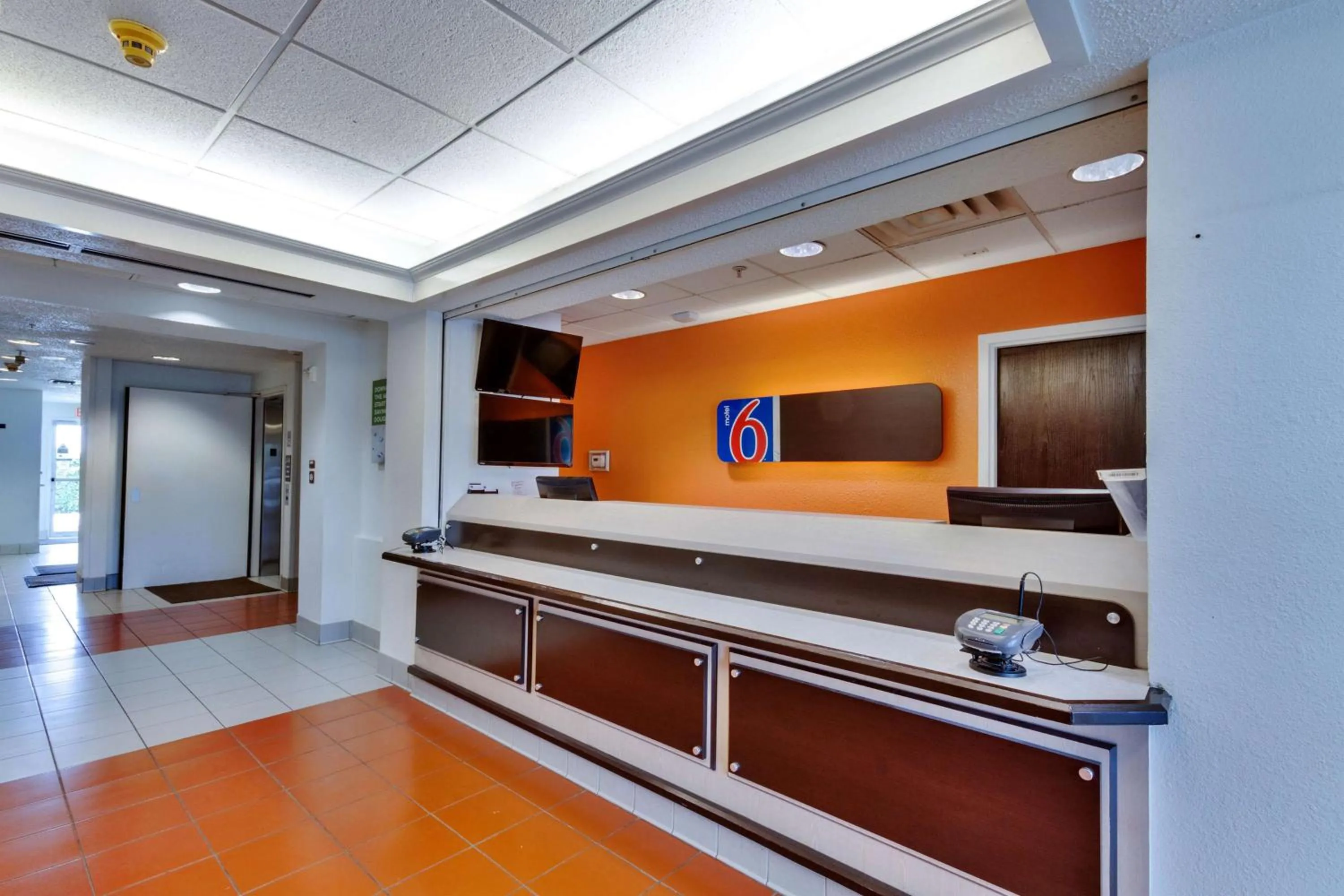Lobby or reception in Motel 6-Lewisville, TX - Dallas