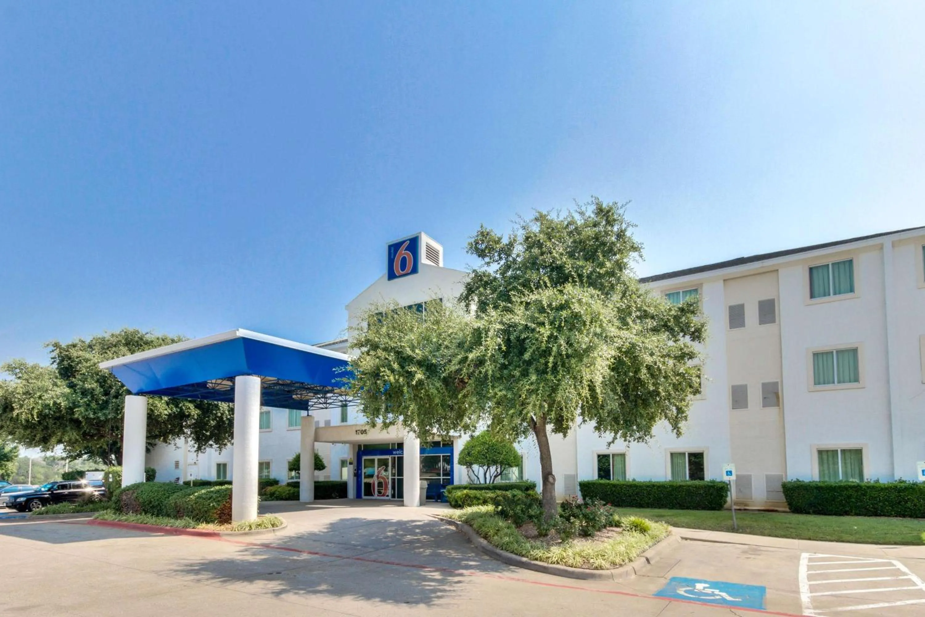 Property building in Motel 6-Lewisville, TX - Dallas