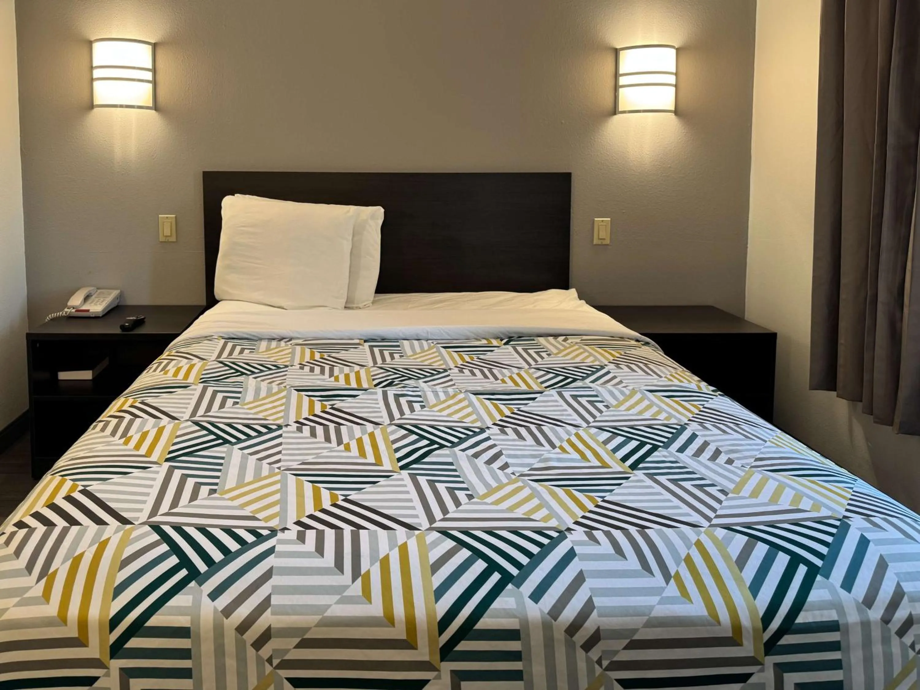 Bedroom, Bed in Motel 6-Joliet, IL - Chicago - I-55