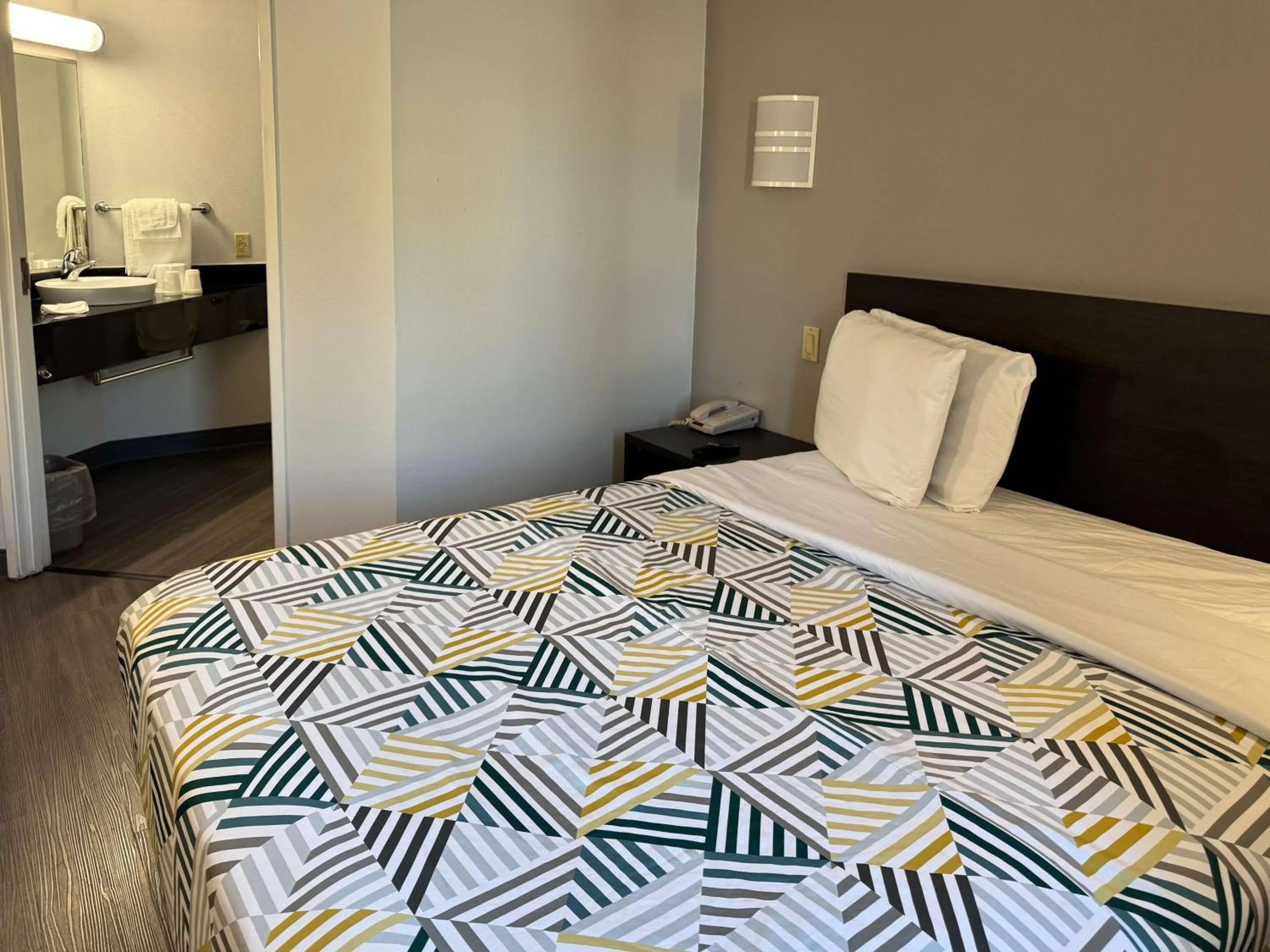 Bedroom, Bed in Motel 6-Joliet, IL - Chicago - I-55