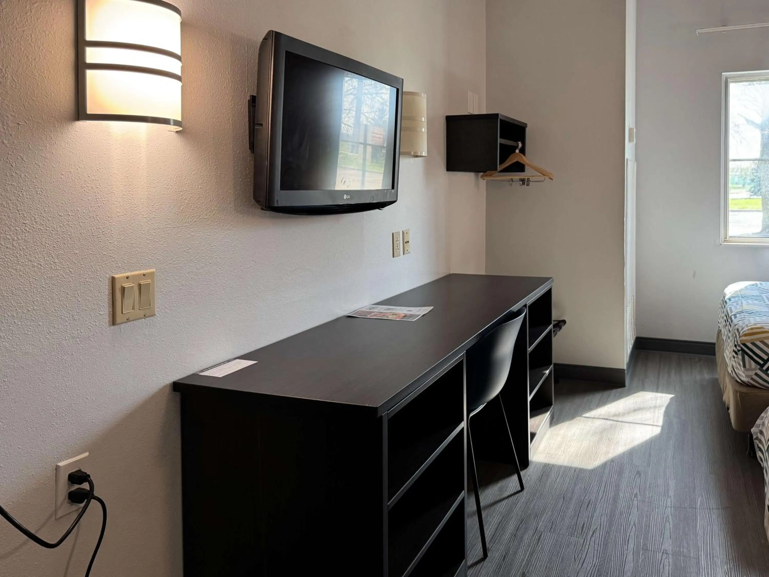 Bedroom, Bed in Motel 6-Joliet, IL - Chicago - I-55