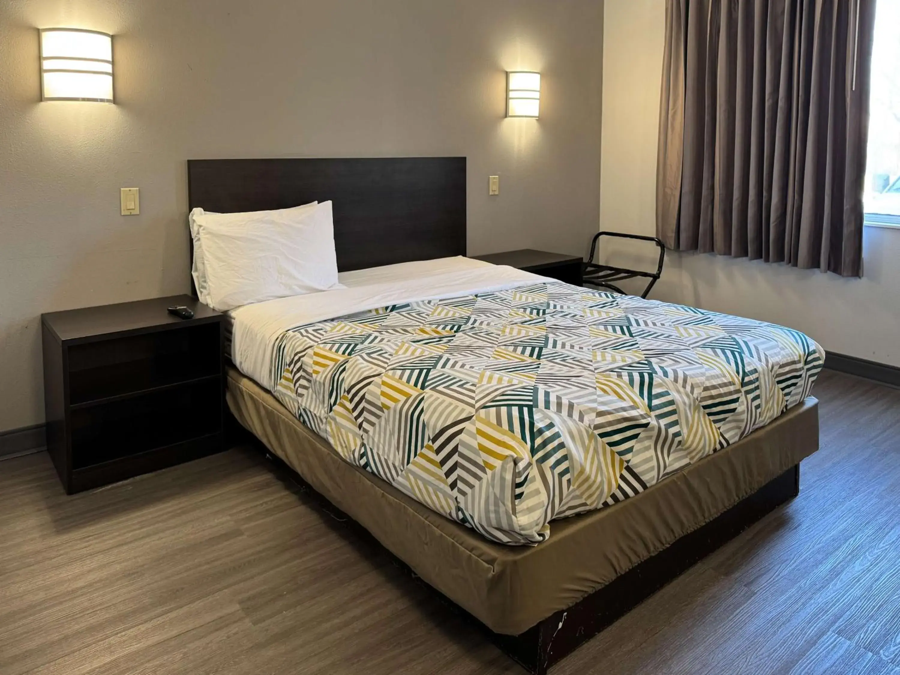 Deluxe Queen Room - single occupancy in Motel 6-Joliet, IL - Chicago - I-55 Deluxe Queen Room - single occupancy in Motel 6-Joliet, IL - Chicago - I-55