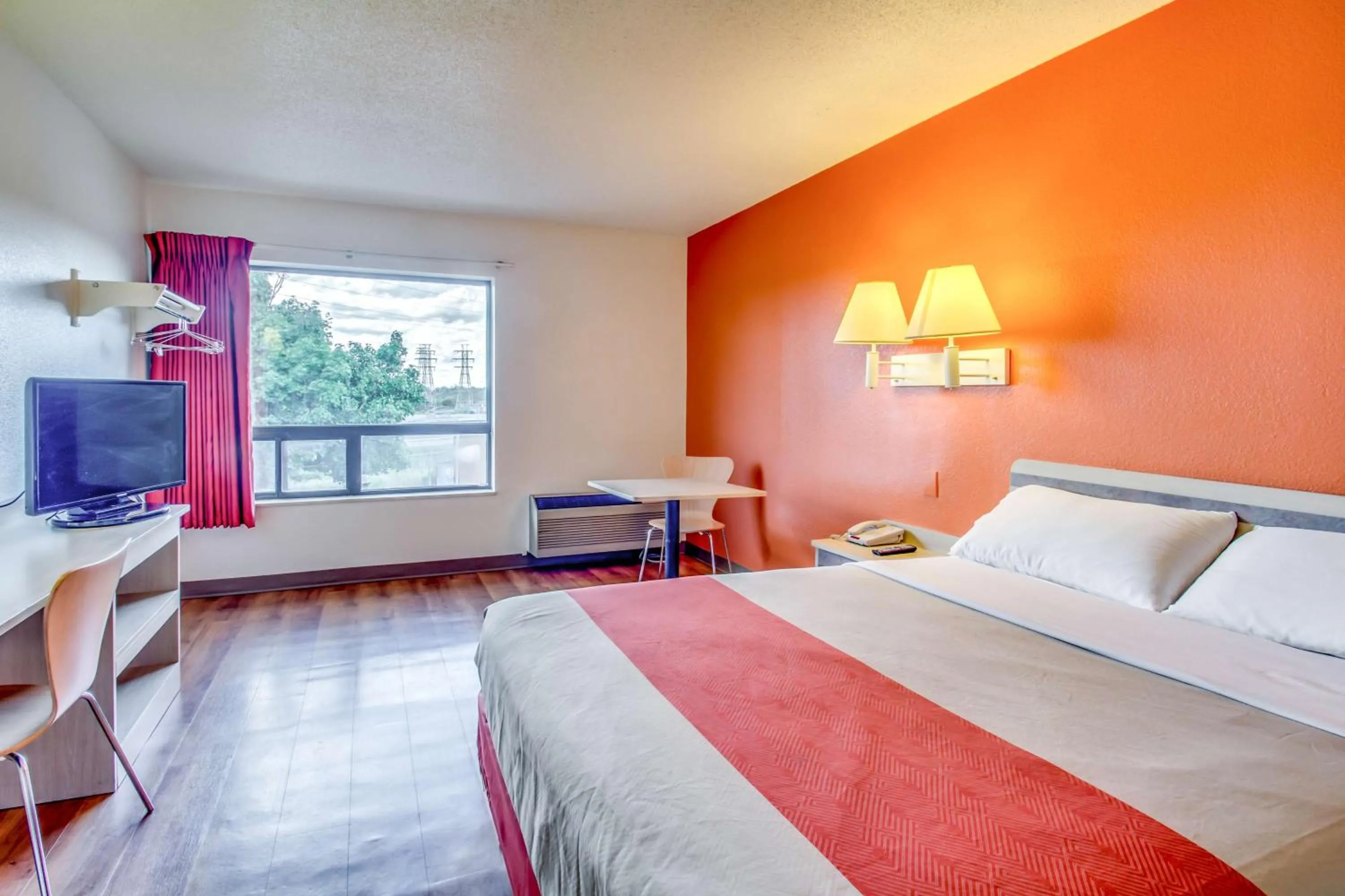 TV and multimedia, Bed in Motel 6-Amherst, NY - Buffalo