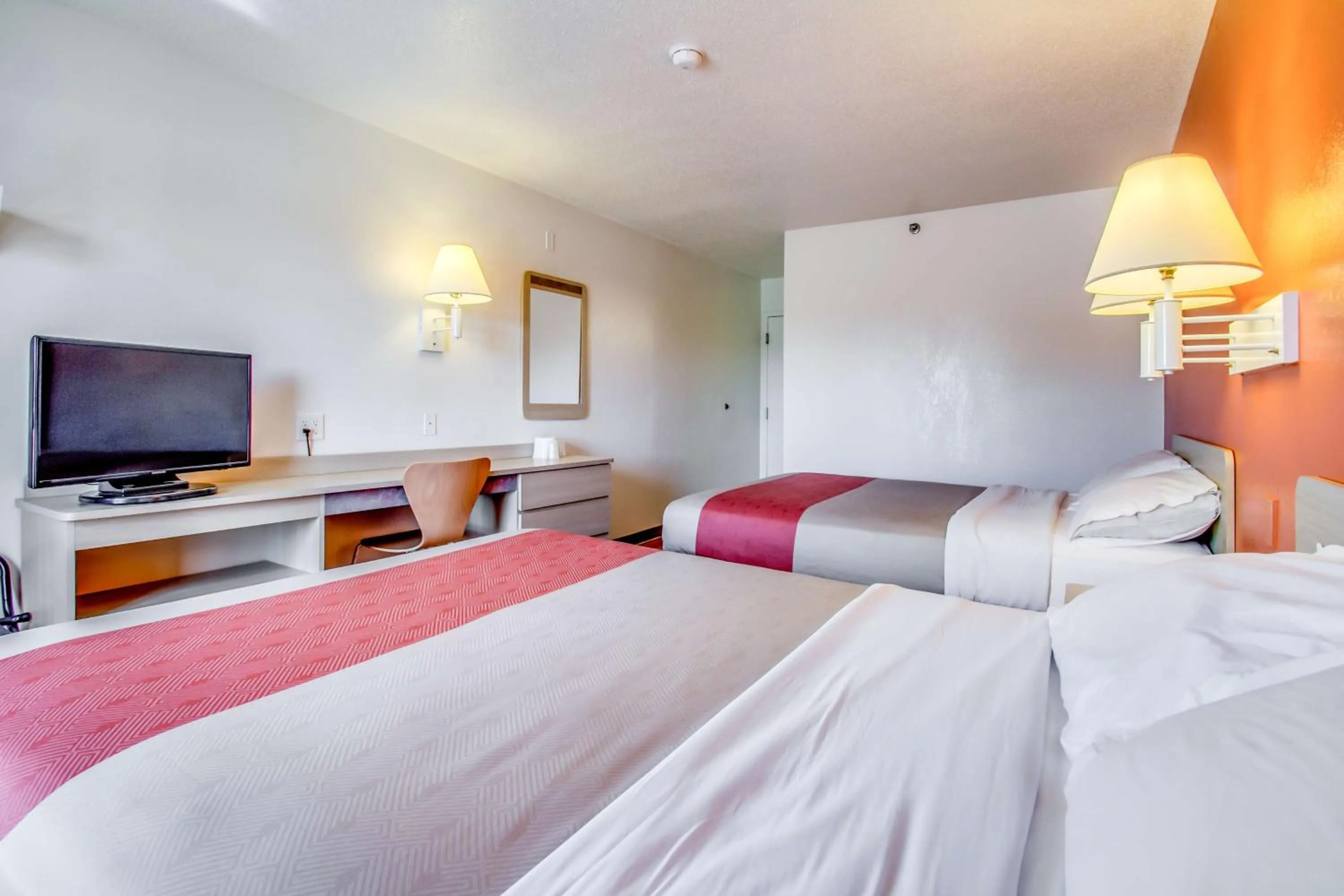 TV and multimedia, Bed in Motel 6-Amherst, NY - Buffalo