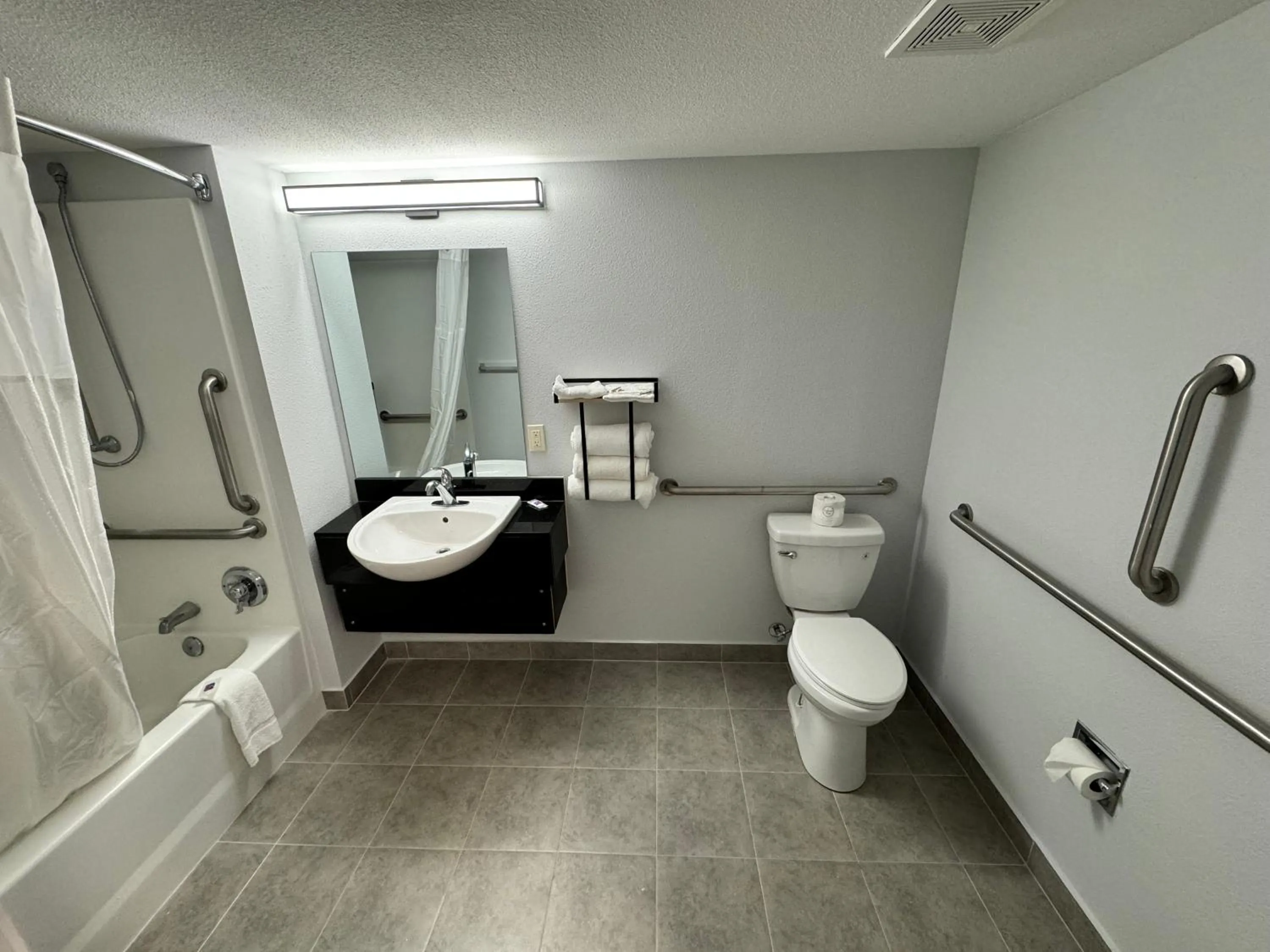 Bathroom in Motel 6 East Syracuse, NY - Airport