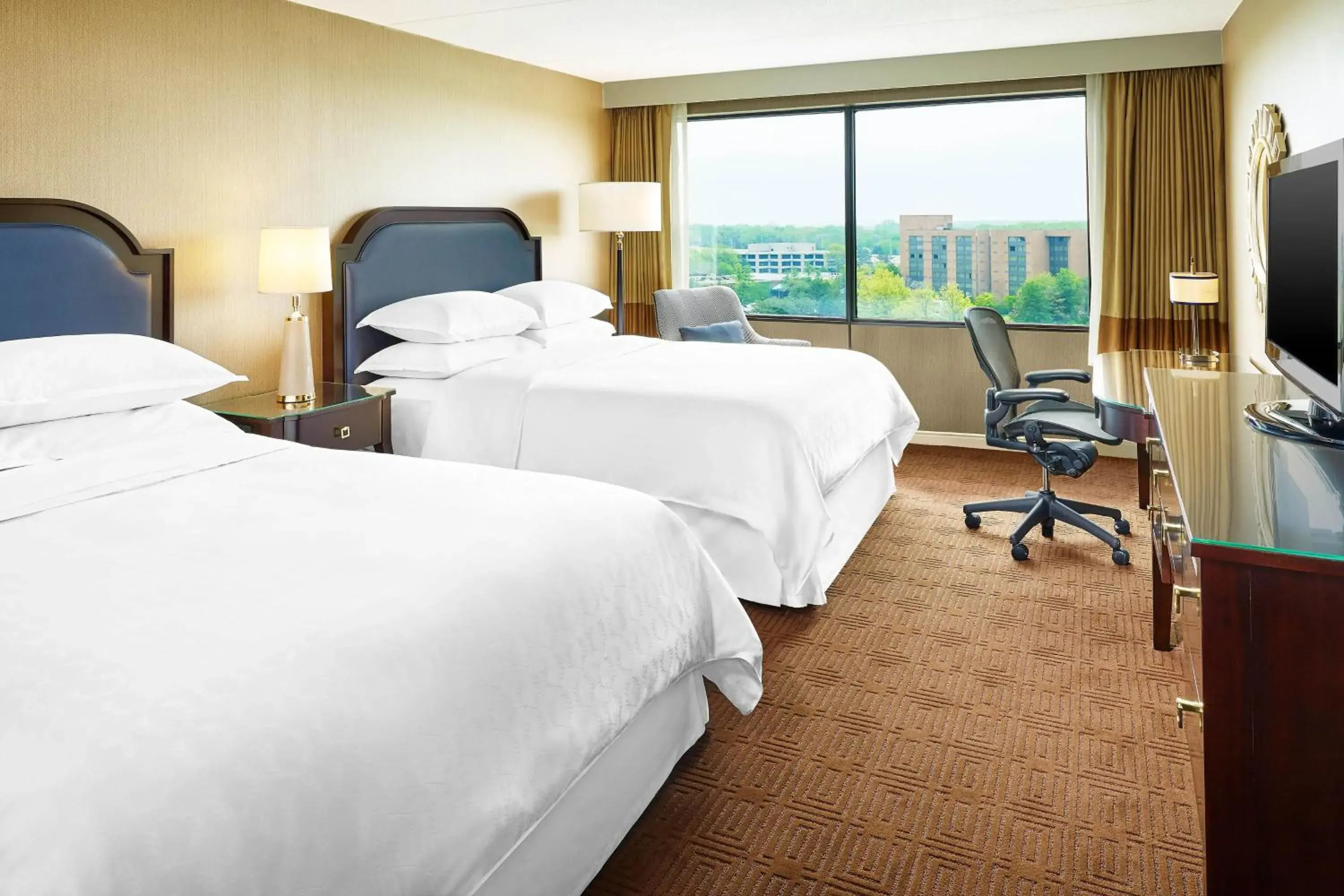 Queen Room with Two Queen Beds in Sheraton Lisle Naperville Hotel Queen Room with Two Queen Beds in Sheraton Lisle Naperville Hotel