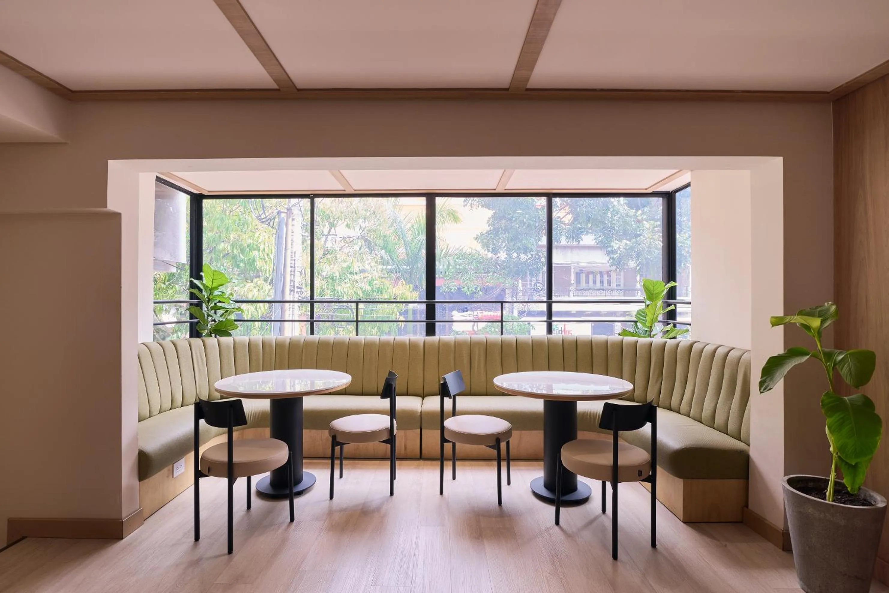 Restaurant/places to eat in Hotel Lincoln