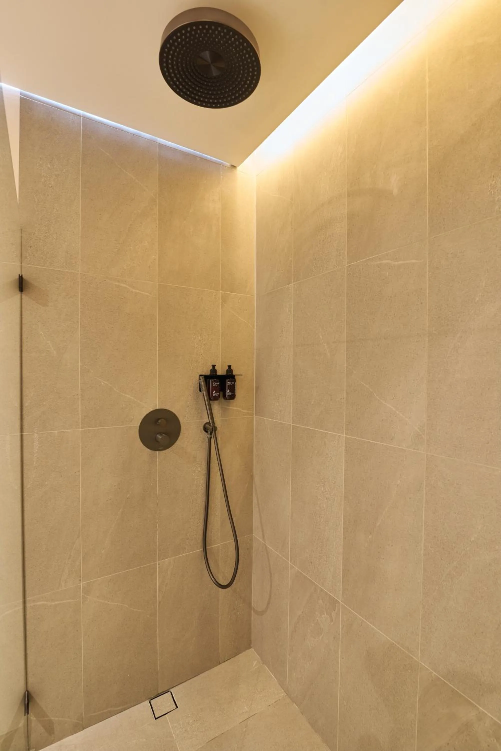 Property building in Hotel Lincoln