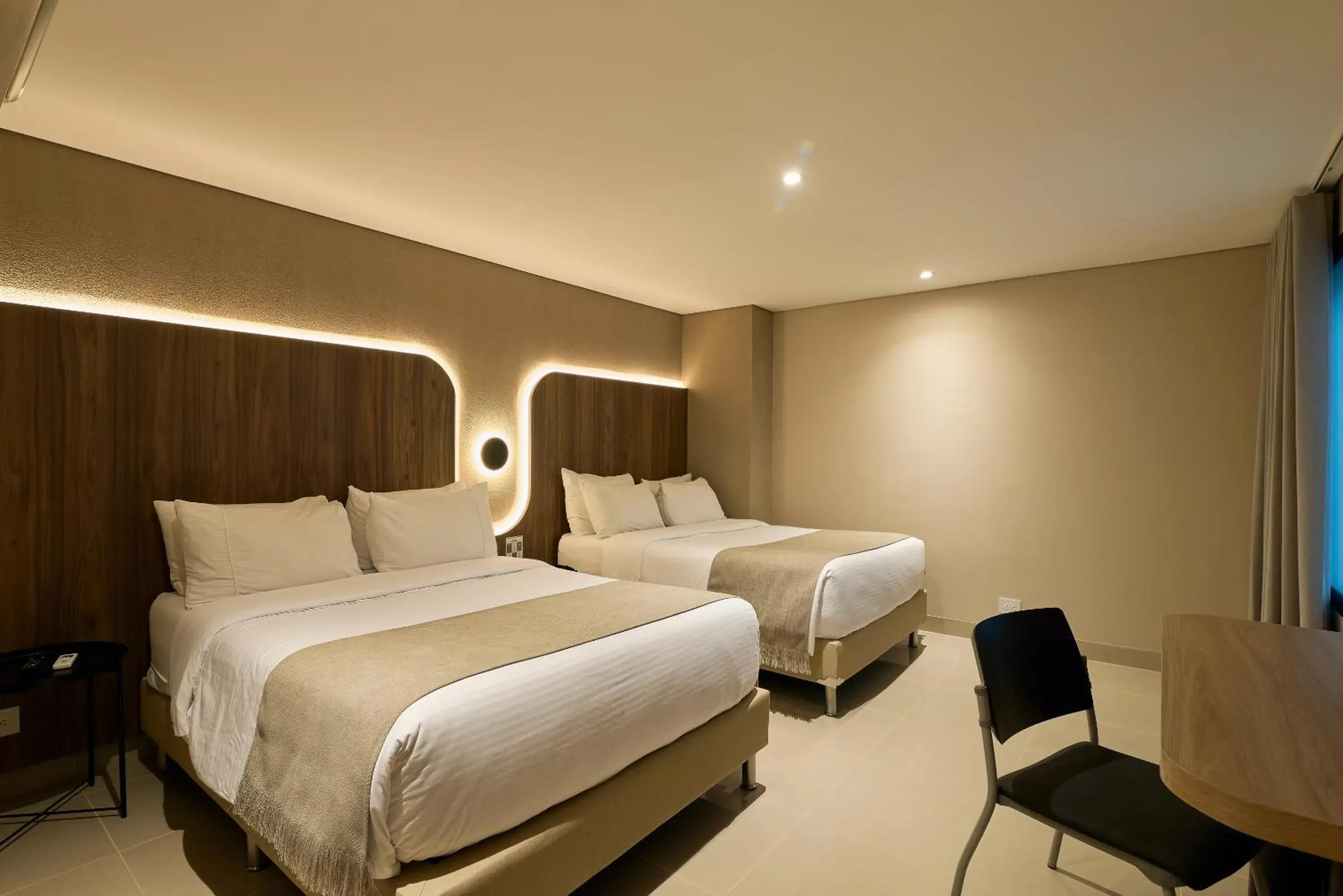 Queen Room with Two Queen Beds in Hotel Lincoln Queen Room with Two Queen Beds in Hotel Lincoln