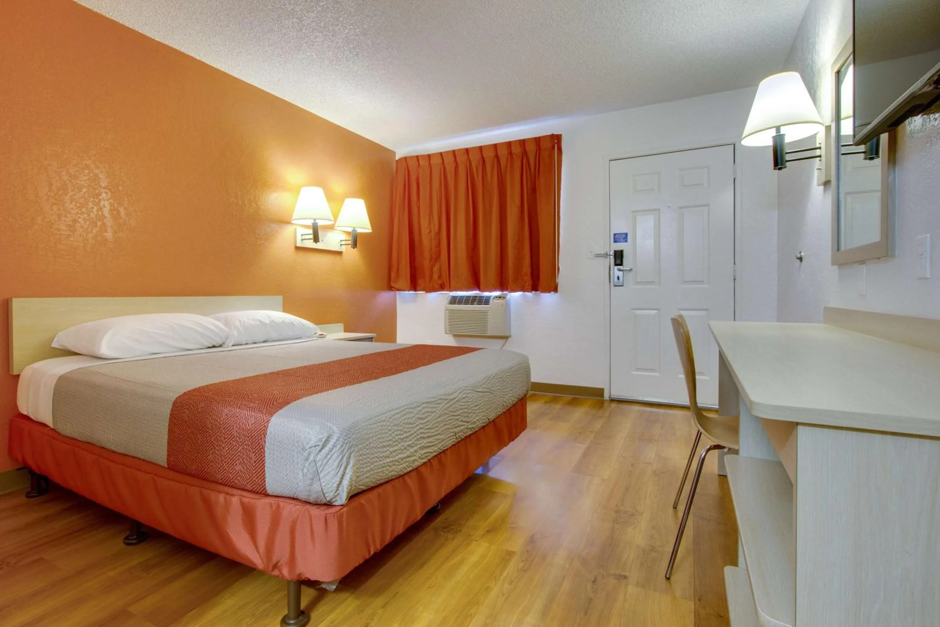 TV and multimedia, Bed in Motel 6-Tempe, AZ - Scottsdale South