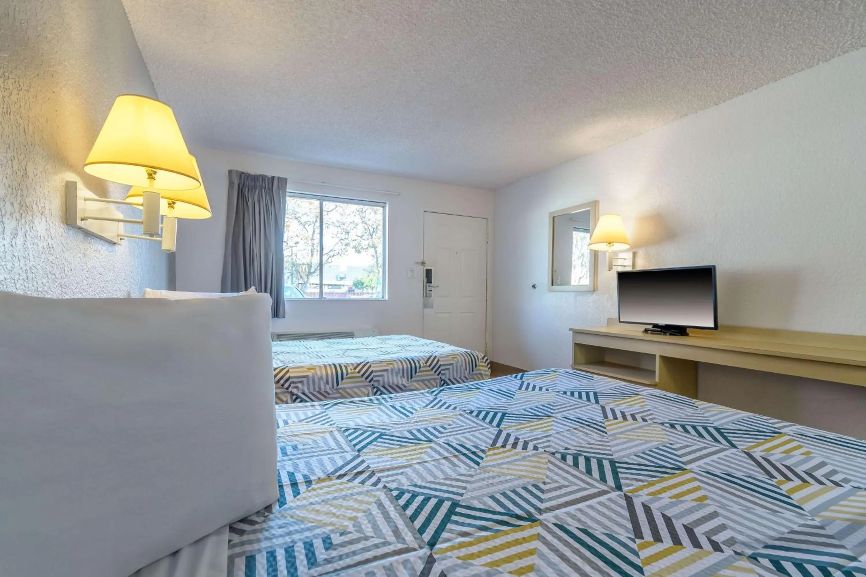 Bedroom, Bed in Motel 6 Hayward, CA- Silicon Valley Gateway