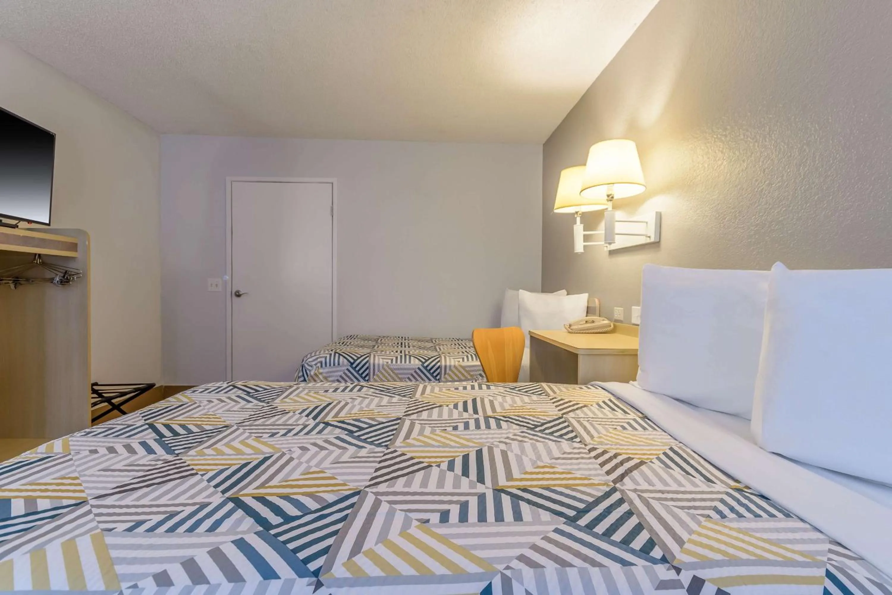 Bedroom, Bed in Motel 6 Hayward, CA- Silicon Valley Gateway