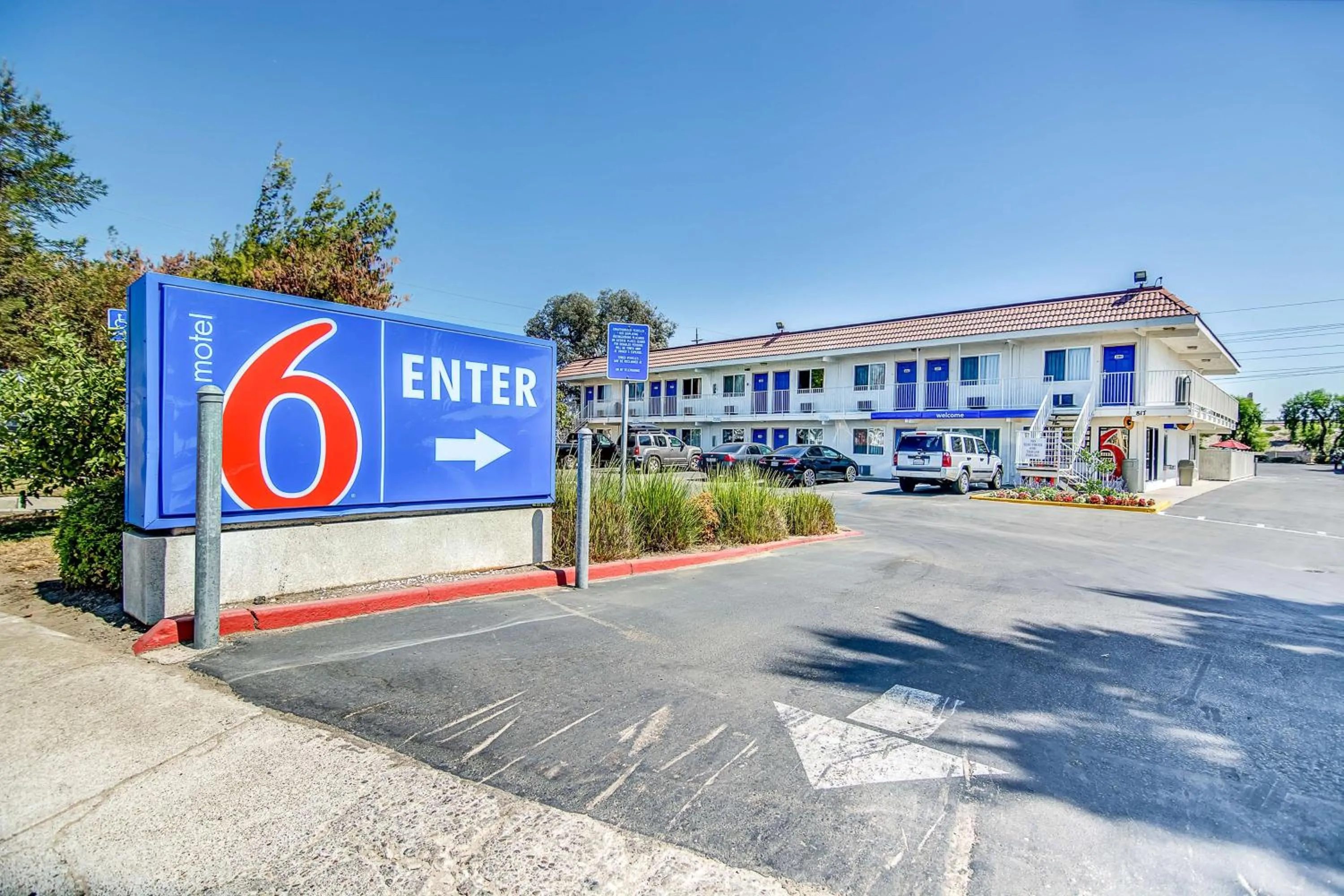 Property building in Motel 6-Stockton, CA - Charter Way West