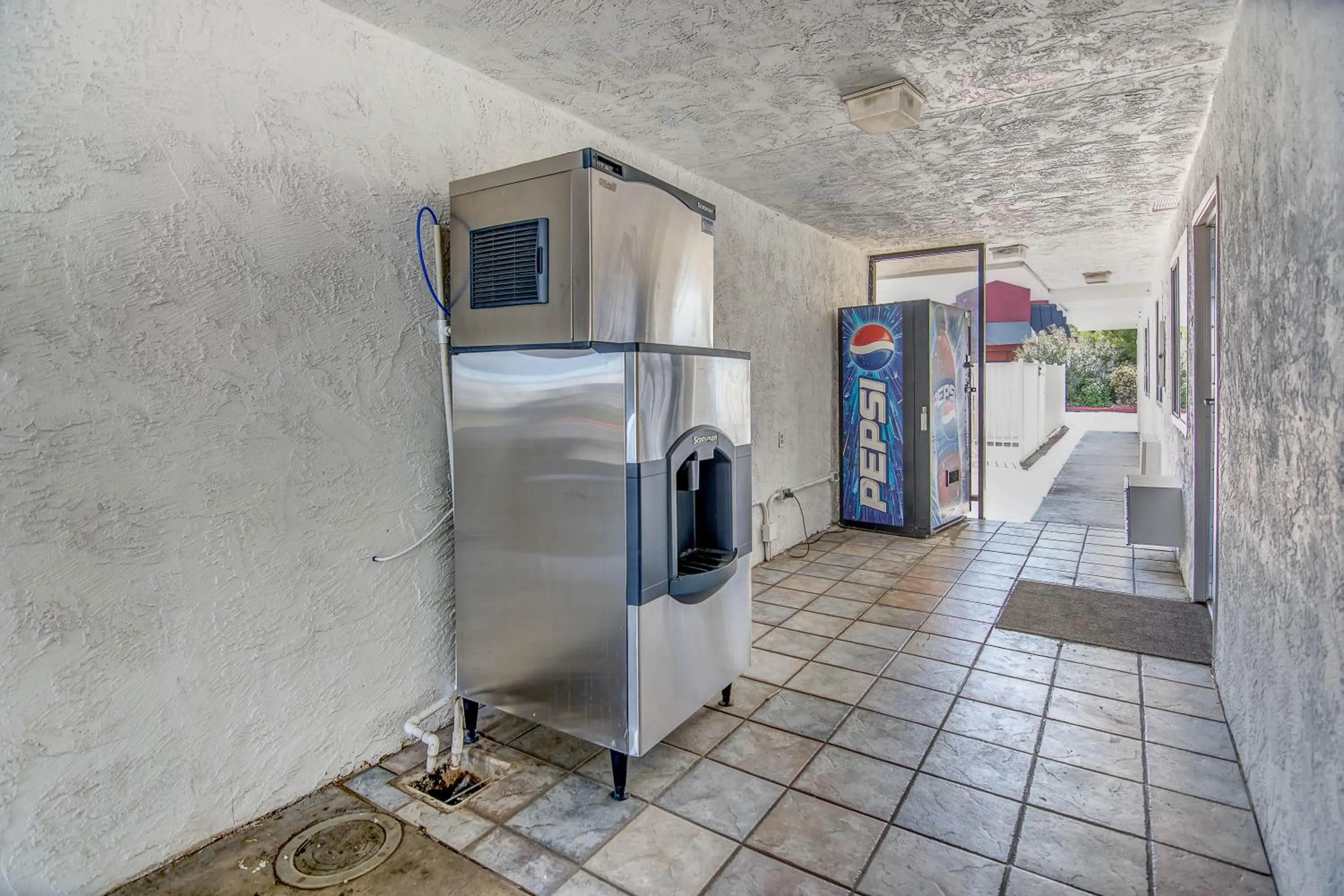 Decorative detail in Motel 6-Stockton, CA - Charter Way West
